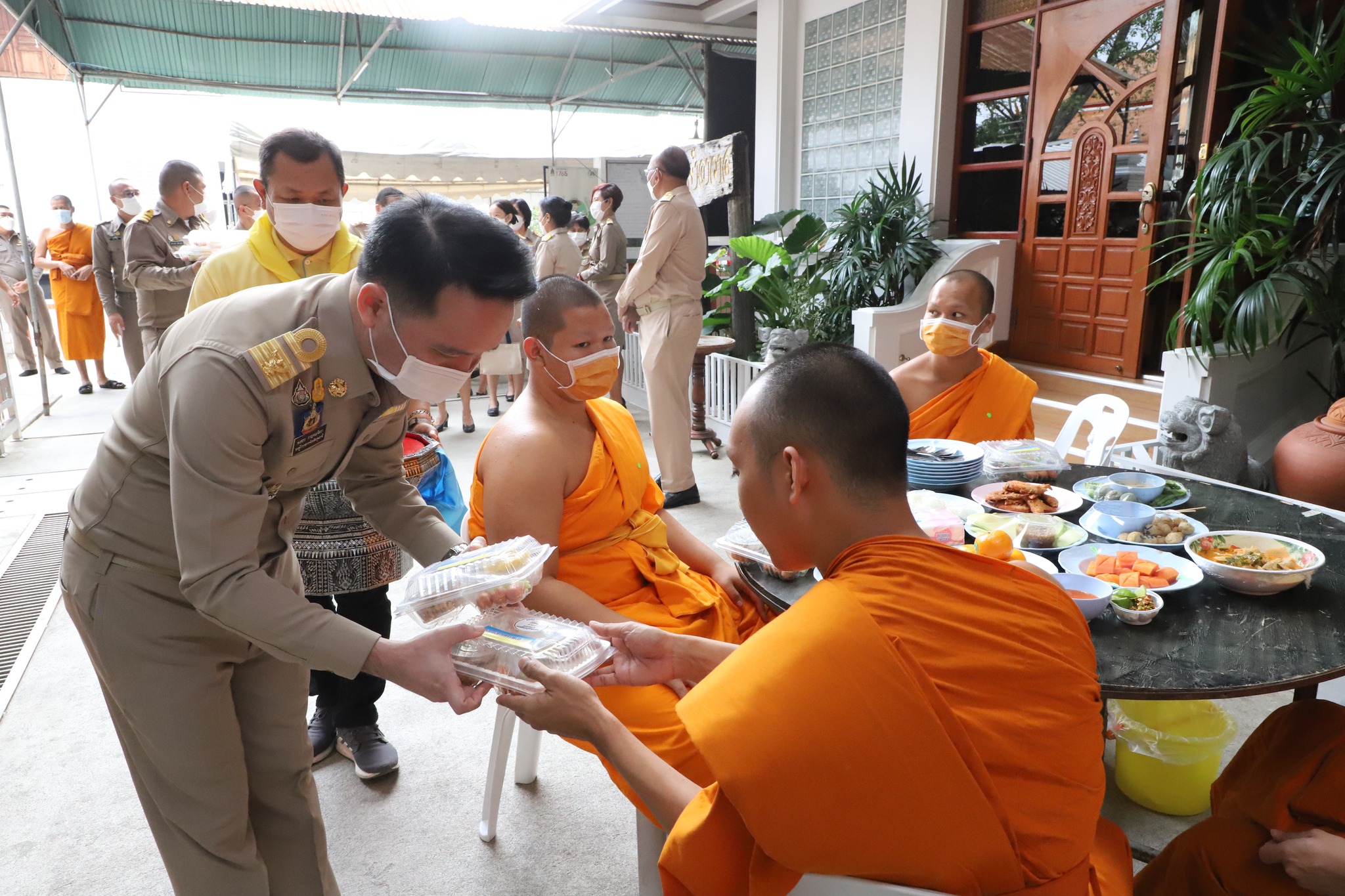 พช.ปทุมธานี “พระบาทสมเด็จพระเจ้าอยู่หัว ทรงพระกรุณาโปรดเกล้าฯ พระราชทานภัตตาหารถวายแด่พระภิกษุ สามเณร ผู้เข้าสอบบาลีสนามหลวง จังหวัดปทุมธานี”