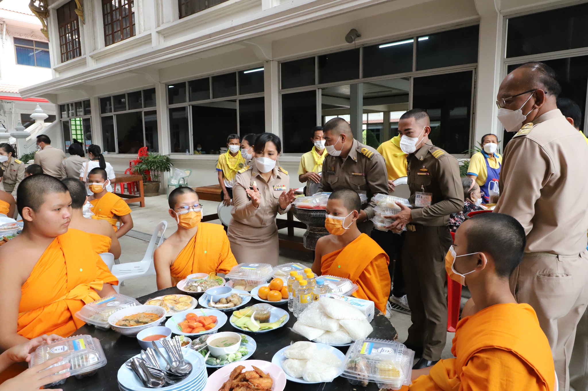 พช.ปทุมธานี “พระบาทสมเด็จพระเจ้าอยู่หัว ทรงพระกรุณาโปรดเกล้าฯ พระราชทานภัตตาหารถวายแด่พระภิกษุ สามเณร ผู้เข้าสอบบาลีสนามหลวง จังหวัดปทุมธานี”