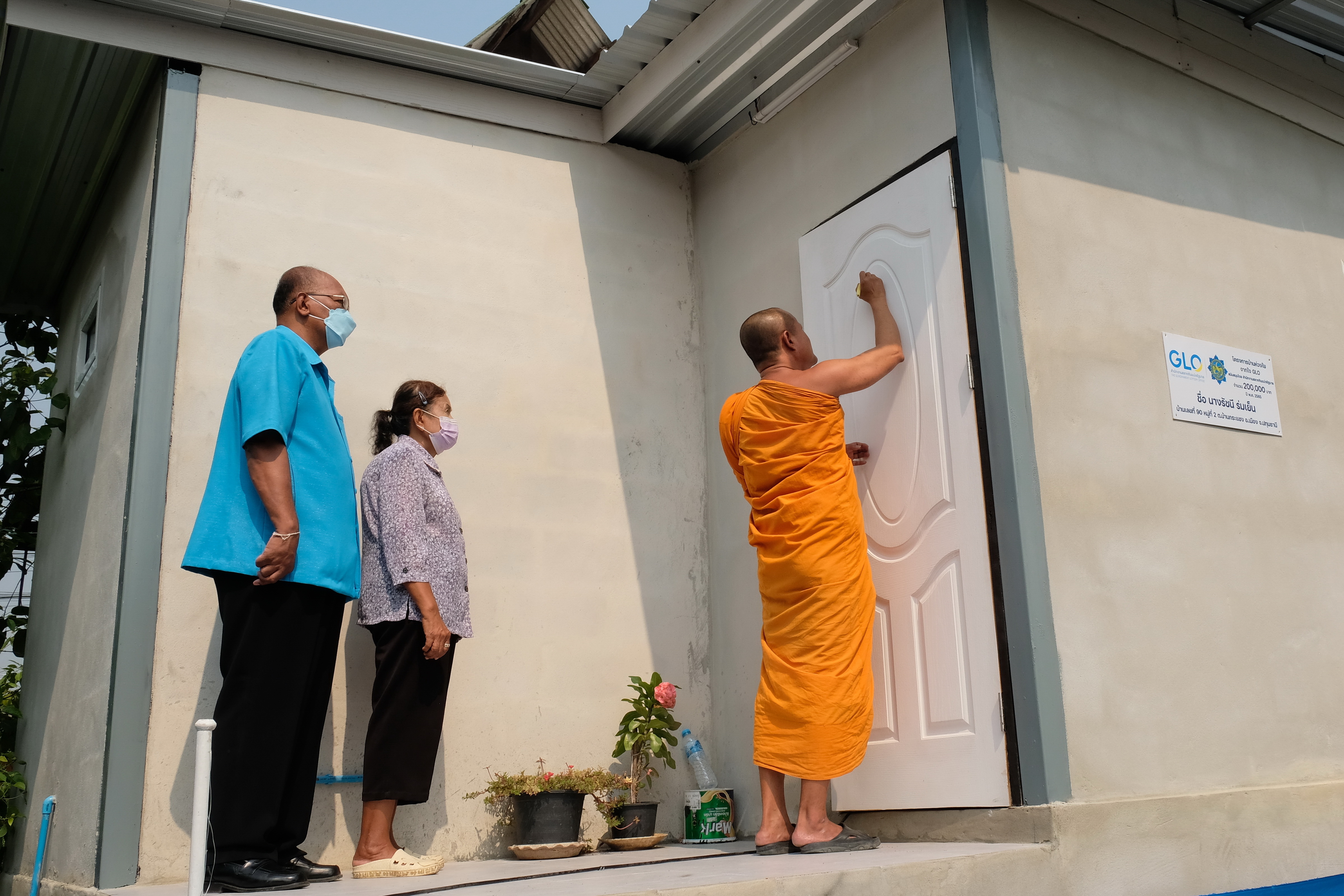 พช.ปทุมธานี “ผู้ว่าราชการจังหวัดปทุมธานี ส่งมอบบ้าน GLO พร้อมมอบเครื่องอุปโภค ครัวเรือนตกเกณฑ์ TPMAP”