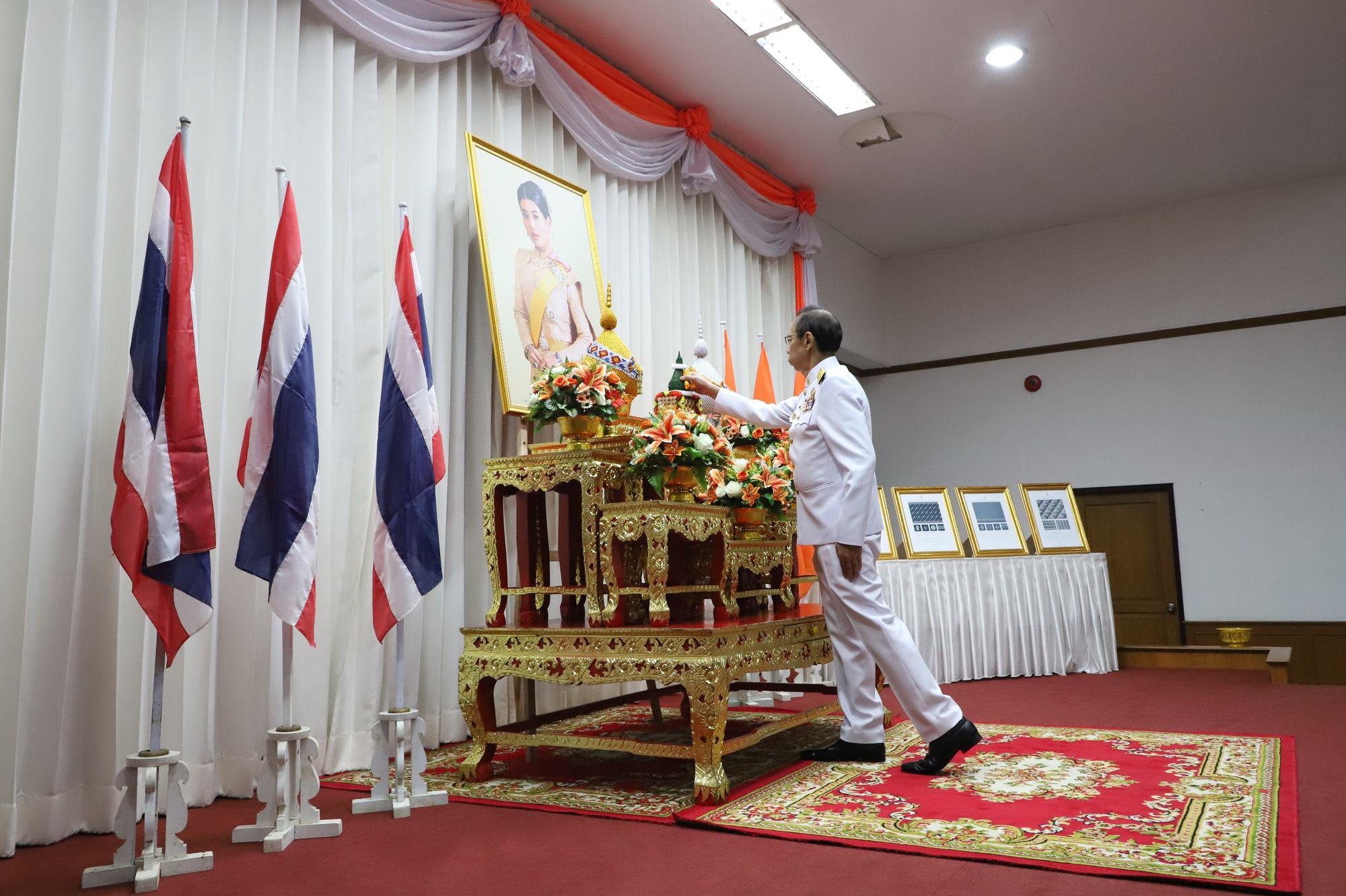 พช.ปทุมธานี “ร่วมพิธีมอบลายผ้าพระราชทาน (ผ้าลายดอกรักราชกัญญา) ด้วยสำนึกในพระกรุณาธิคุณของสมเด็จพระเจ้าลูกเธอ เจ้าฟ้าสิริวัณณวรี นารีรัตนราชกัญญา ในการยกระดับผลิตภัณฑ์ผ้าไทย”