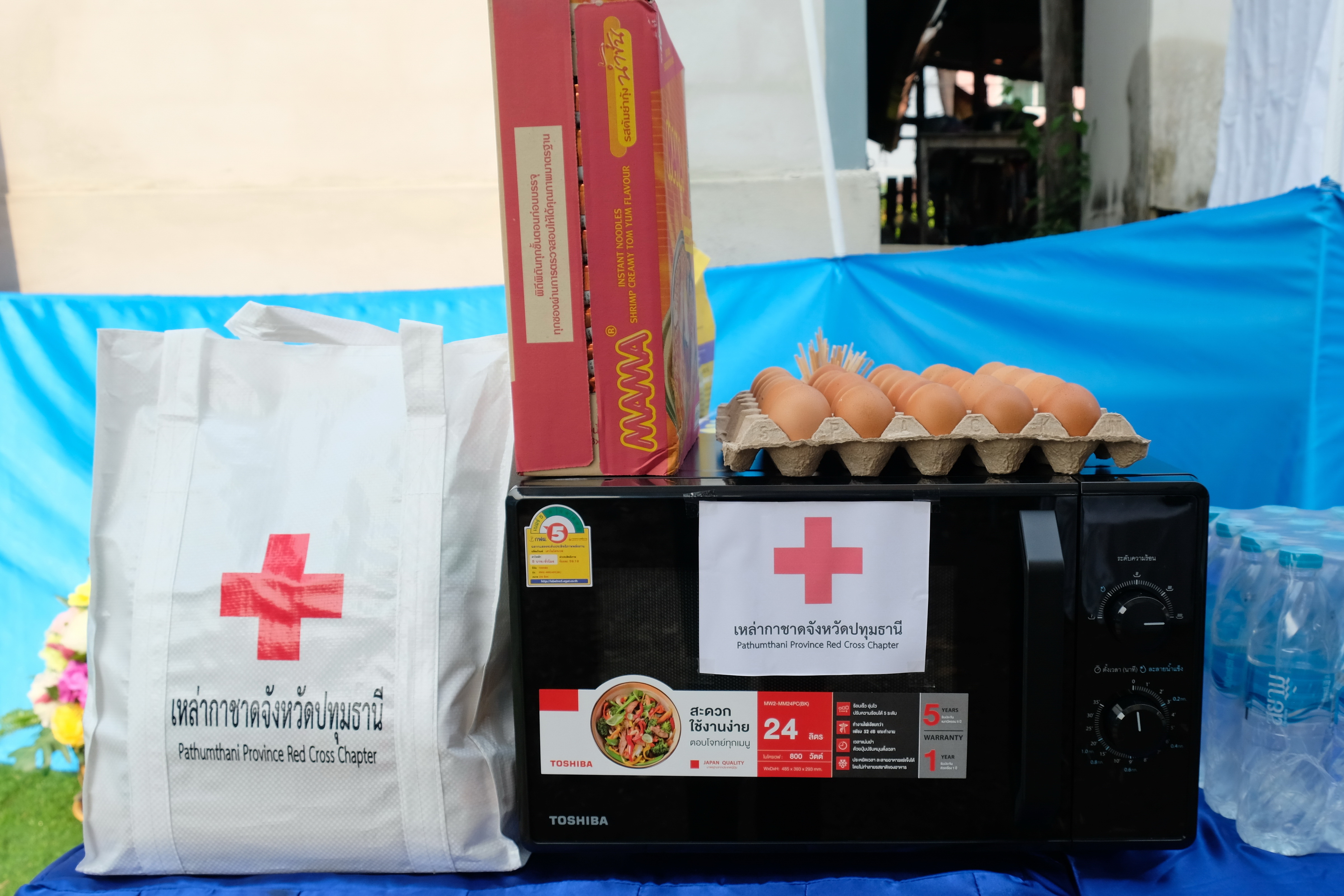 พช.ปทุมธานี “ผู้ว่าราชการจังหวัดปทุมธานี ส่งมอบบ้าน GLO พร้อมมอบเครื่องอุปโภค ครัวเรือนตกเกณฑ์ TPMAP”