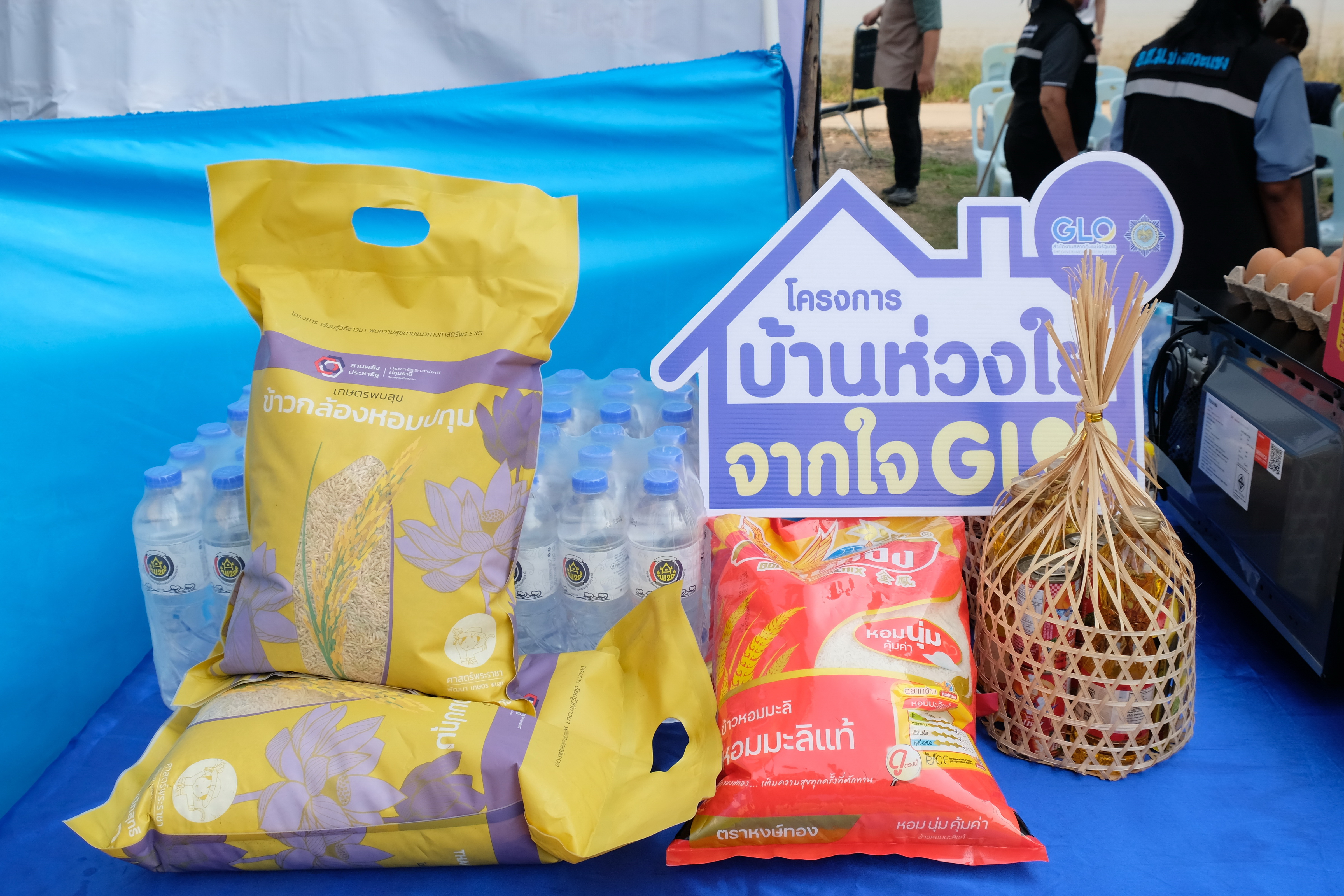 พช.ปทุมธานี “ผู้ว่าราชการจังหวัดปทุมธานี ส่งมอบบ้าน GLO พร้อมมอบเครื่องอุปโภค ครัวเรือนตกเกณฑ์ TPMAP”