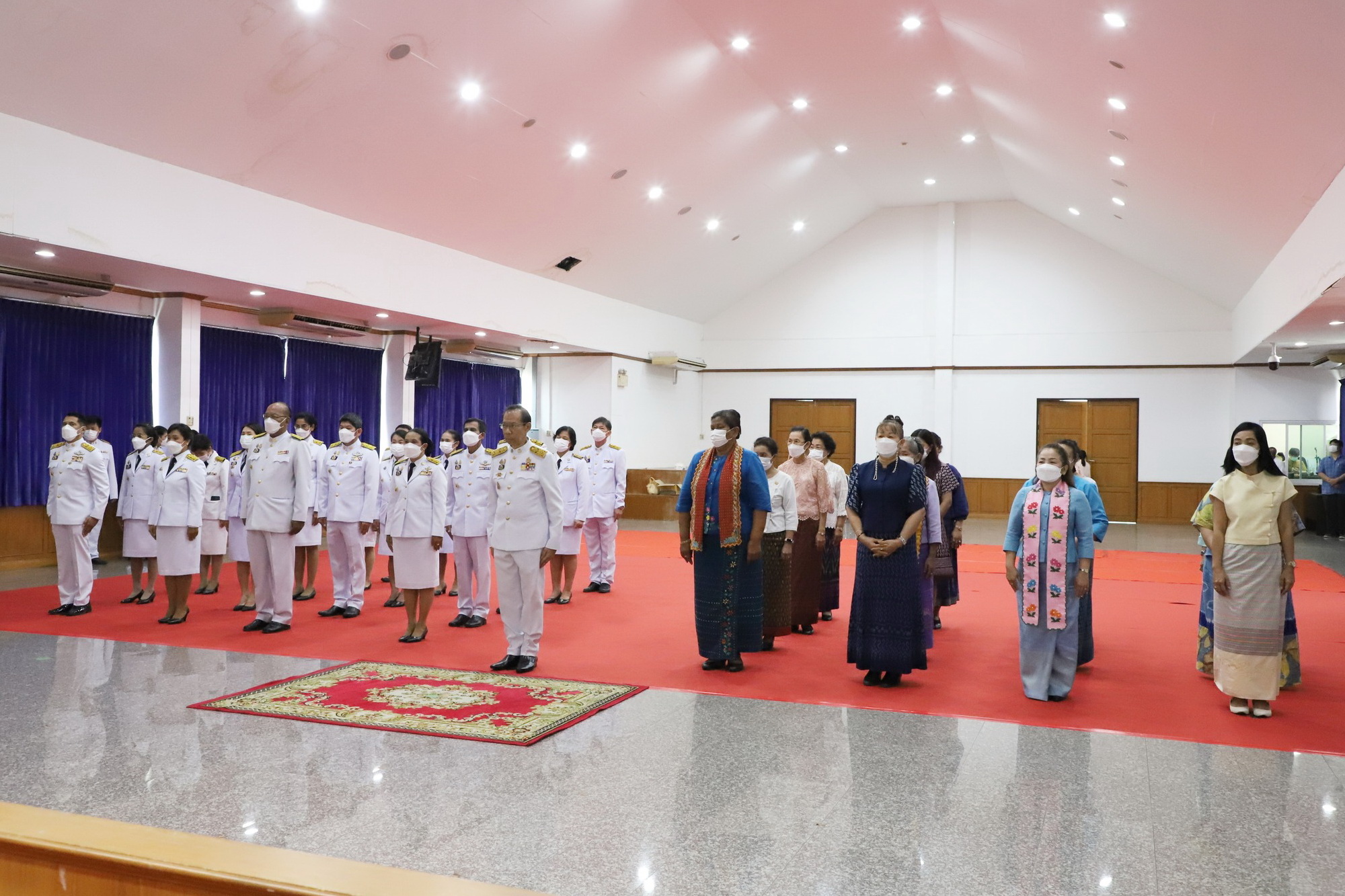 พช.ปทุมธานี “ร่วมพิธีมอบลายผ้าพระราชทาน (ผ้าลายดอกรักราชกัญญา) ด้วยสำนึกในพระกรุณาธิคุณของสมเด็จพระเจ้าลูกเธอ เจ้าฟ้าสิริวัณณวรี นารีรัตนราชกัญญา ในการยกระดับผลิตภัณฑ์ผ้าไทย”