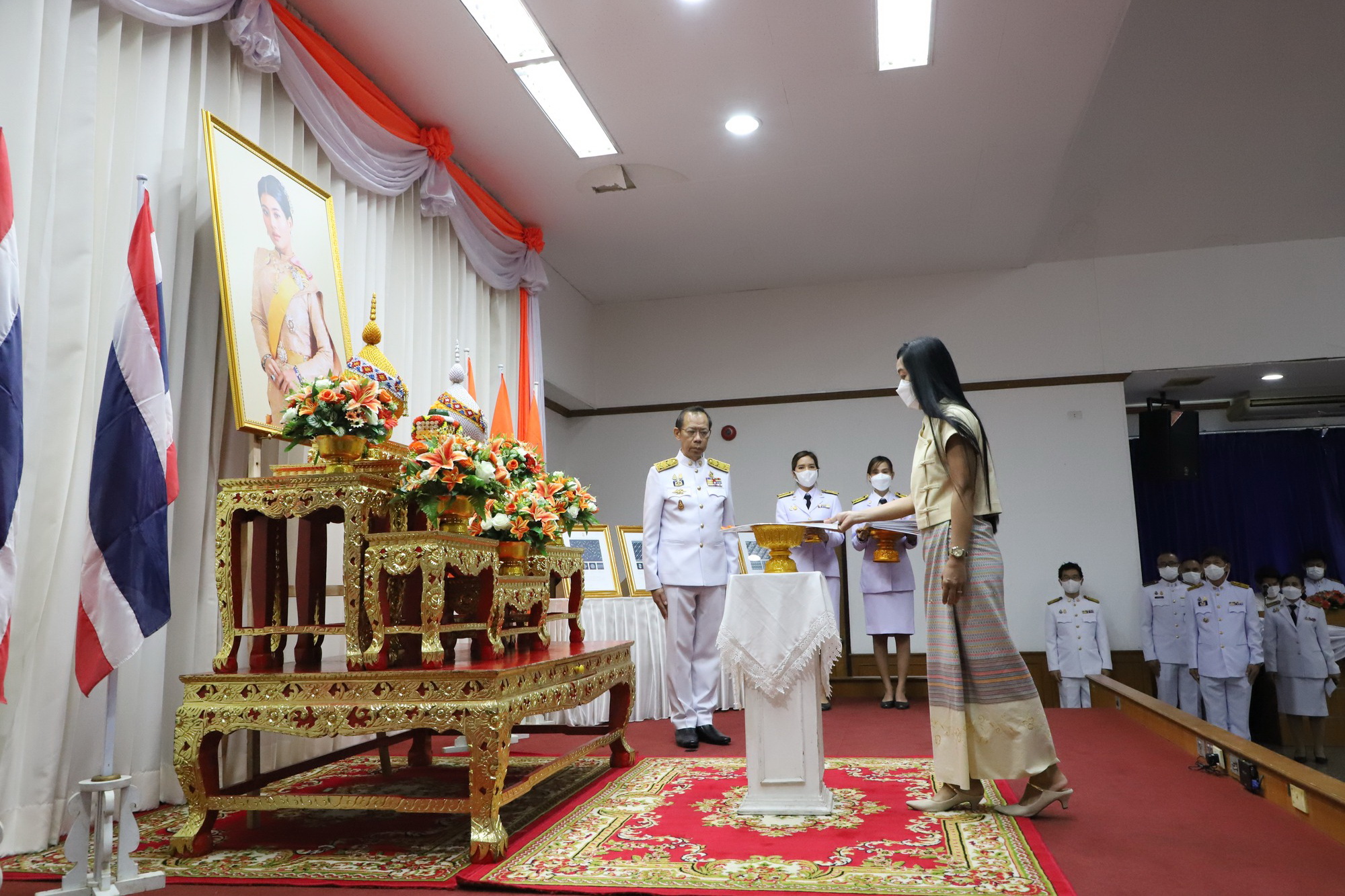 พช.ปทุมธานี “ร่วมพิธีมอบลายผ้าพระราชทาน (ผ้าลายดอกรักราชกัญญา) ด้วยสำนึกในพระกรุณาธิคุณของสมเด็จพระเจ้าลูกเธอ เจ้าฟ้าสิริวัณณวรี นารีรัตนราชกัญญา ในการยกระดับผลิตภัณฑ์ผ้าไทย”