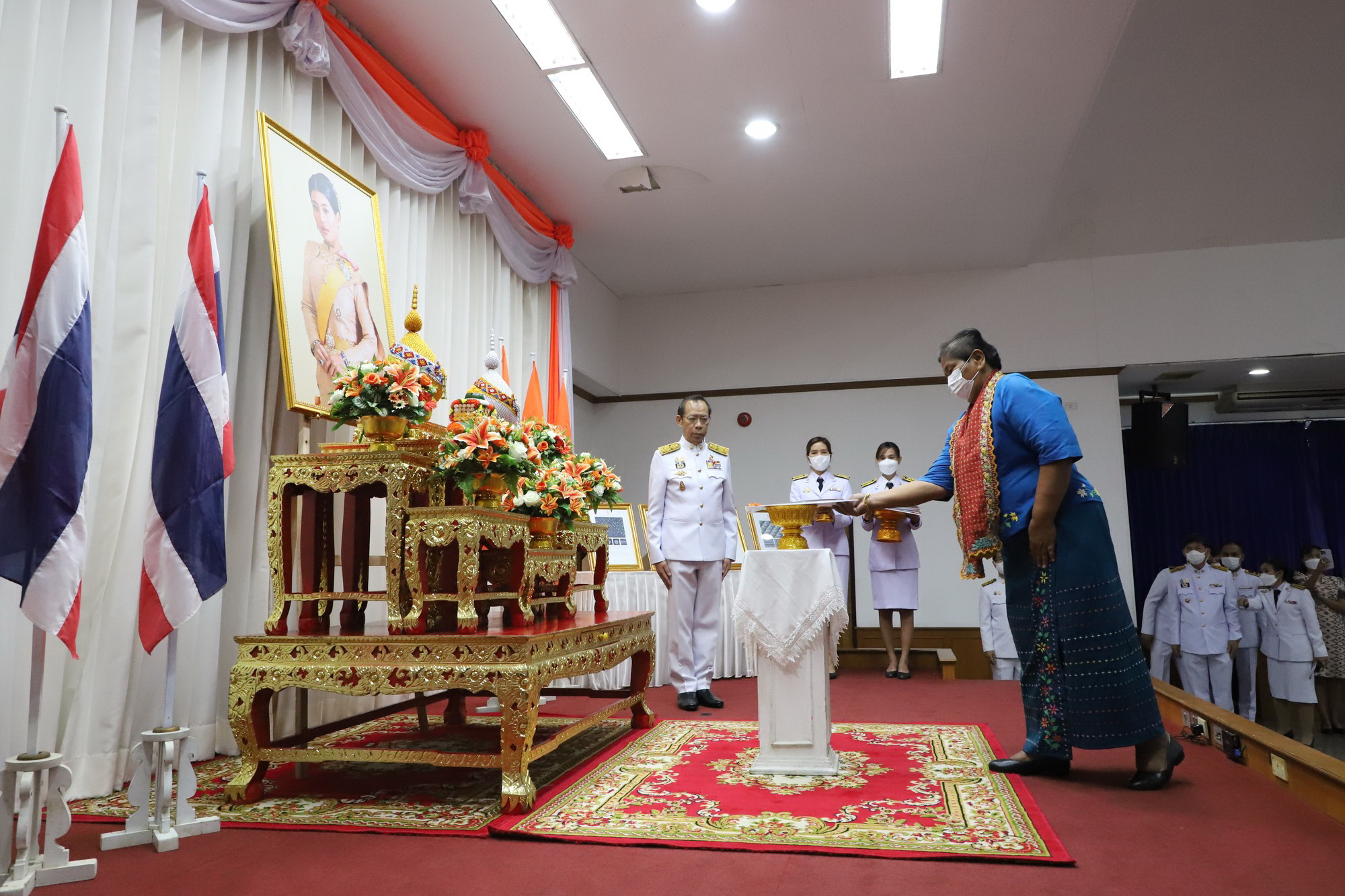 พช.ปทุมธานี “ร่วมพิธีมอบลายผ้าพระราชทาน (ผ้าลายดอกรักราชกัญญา) ด้วยสำนึกในพระกรุณาธิคุณของสมเด็จพระเจ้าลูกเธอ เจ้าฟ้าสิริวัณณวรี นารีรัตนราชกัญญา ในการยกระดับผลิตภัณฑ์ผ้าไทย”
