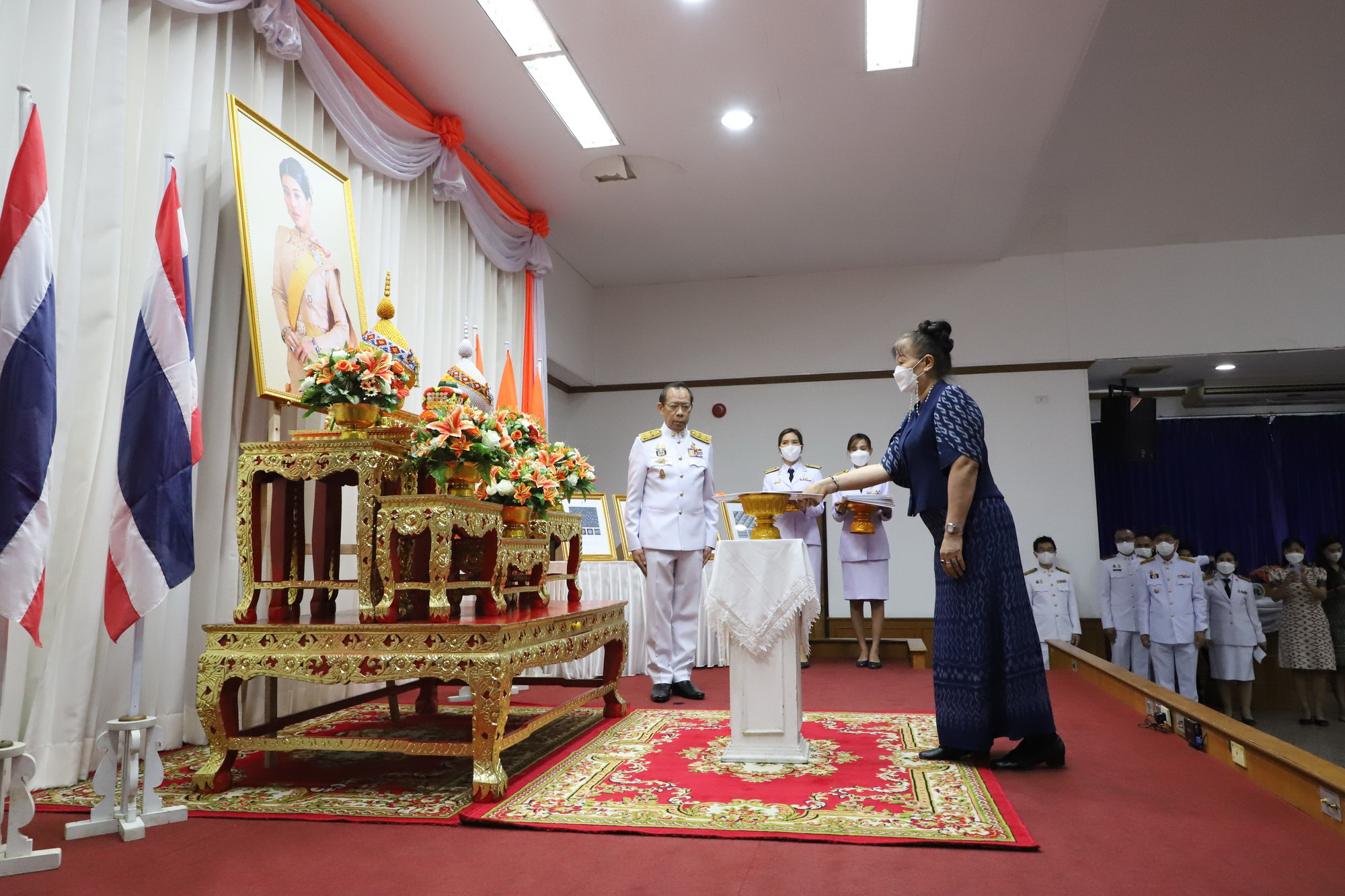 พช.ปทุมธานี “ร่วมพิธีมอบลายผ้าพระราชทาน (ผ้าลายดอกรักราชกัญญา) ด้วยสำนึกในพระกรุณาธิคุณของสมเด็จพระเจ้าลูกเธอ เจ้าฟ้าสิริวัณณวรี นารีรัตนราชกัญญา ในการยกระดับผลิตภัณฑ์ผ้าไทย”