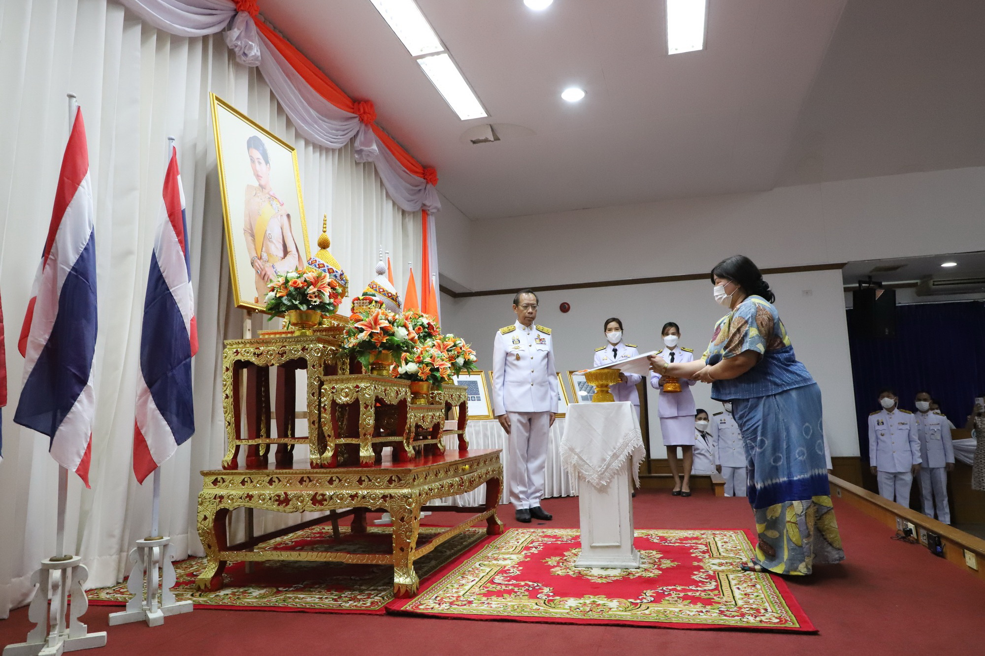 พช.ปทุมธานี “ร่วมพิธีมอบลายผ้าพระราชทาน (ผ้าลายดอกรักราชกัญญา) ด้วยสำนึกในพระกรุณาธิคุณของสมเด็จพระเจ้าลูกเธอ เจ้าฟ้าสิริวัณณวรี นารีรัตนราชกัญญา ในการยกระดับผลิตภัณฑ์ผ้าไทย”