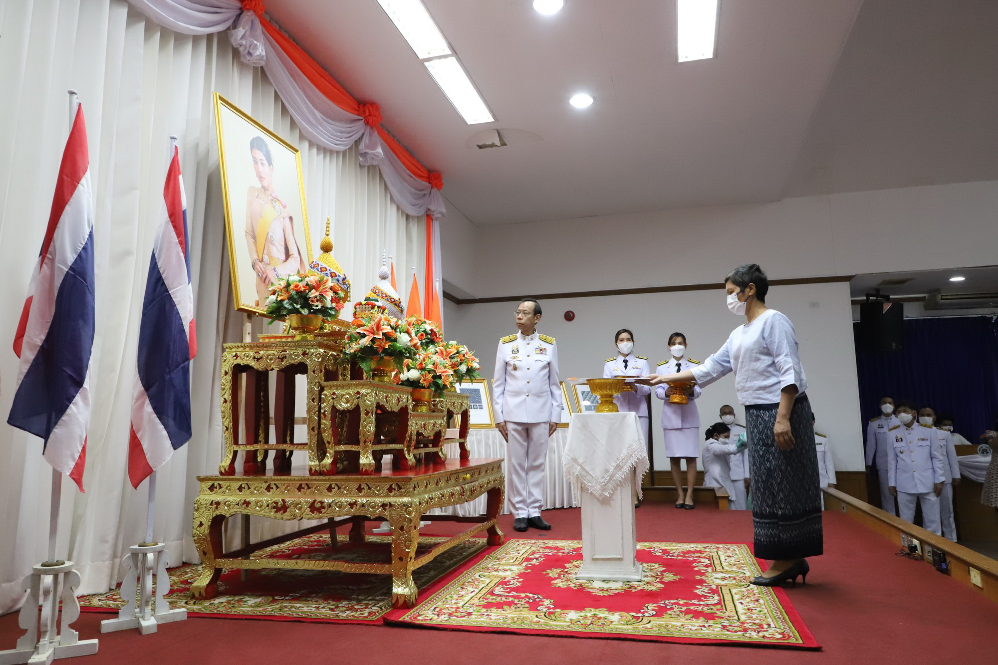 พช.ปทุมธานี “ร่วมพิธีมอบลายผ้าพระราชทาน (ผ้าลายดอกรักราชกัญญา) ด้วยสำนึกในพระกรุณาธิคุณของสมเด็จพระเจ้าลูกเธอ เจ้าฟ้าสิริวัณณวรี นารีรัตนราชกัญญา ในการยกระดับผลิตภัณฑ์ผ้าไทย”