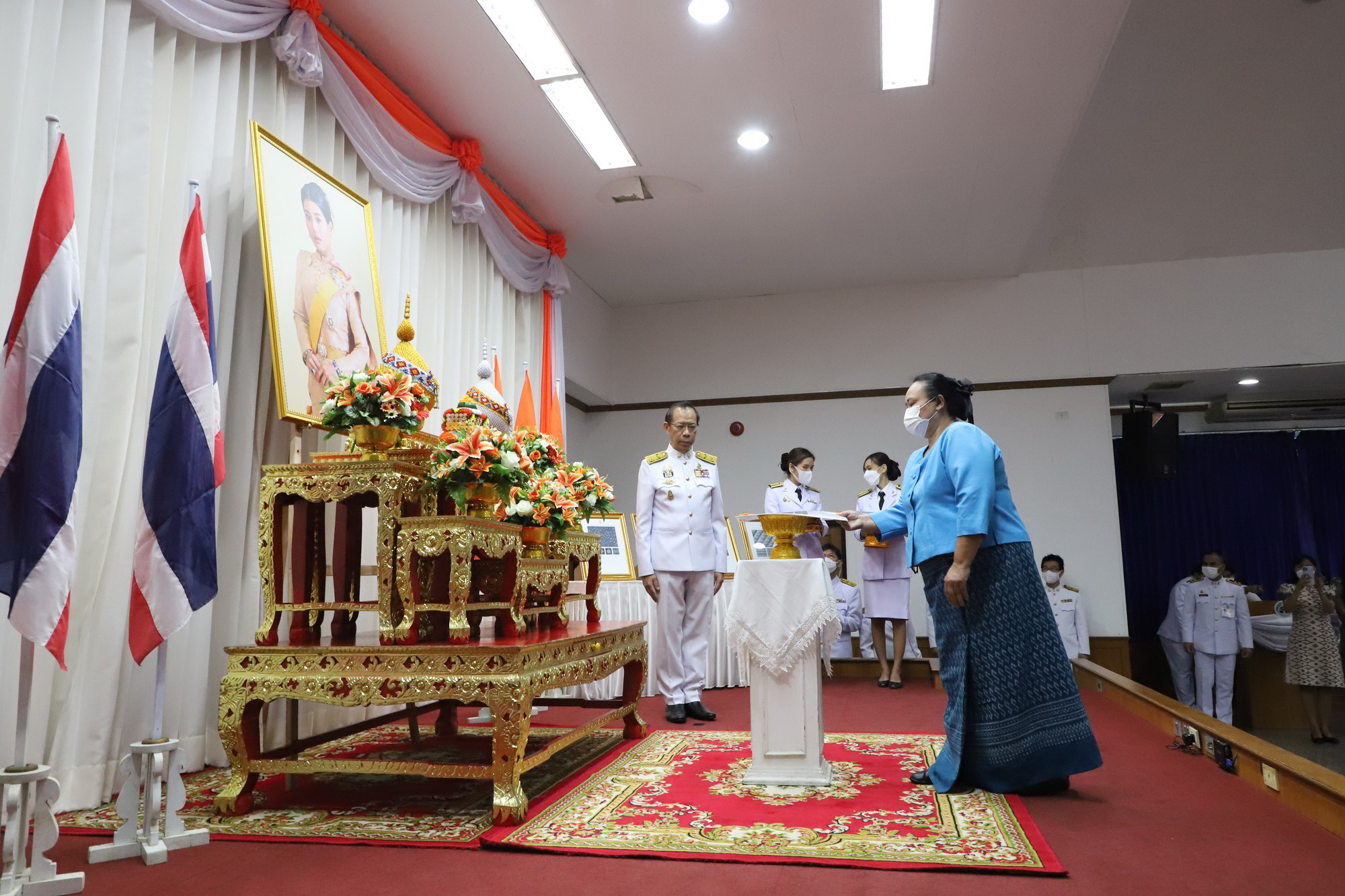พช.ปทุมธานี “ร่วมพิธีมอบลายผ้าพระราชทาน (ผ้าลายดอกรักราชกัญญา) ด้วยสำนึกในพระกรุณาธิคุณของสมเด็จพระเจ้าลูกเธอ เจ้าฟ้าสิริวัณณวรี นารีรัตนราชกัญญา ในการยกระดับผลิตภัณฑ์ผ้าไทย”