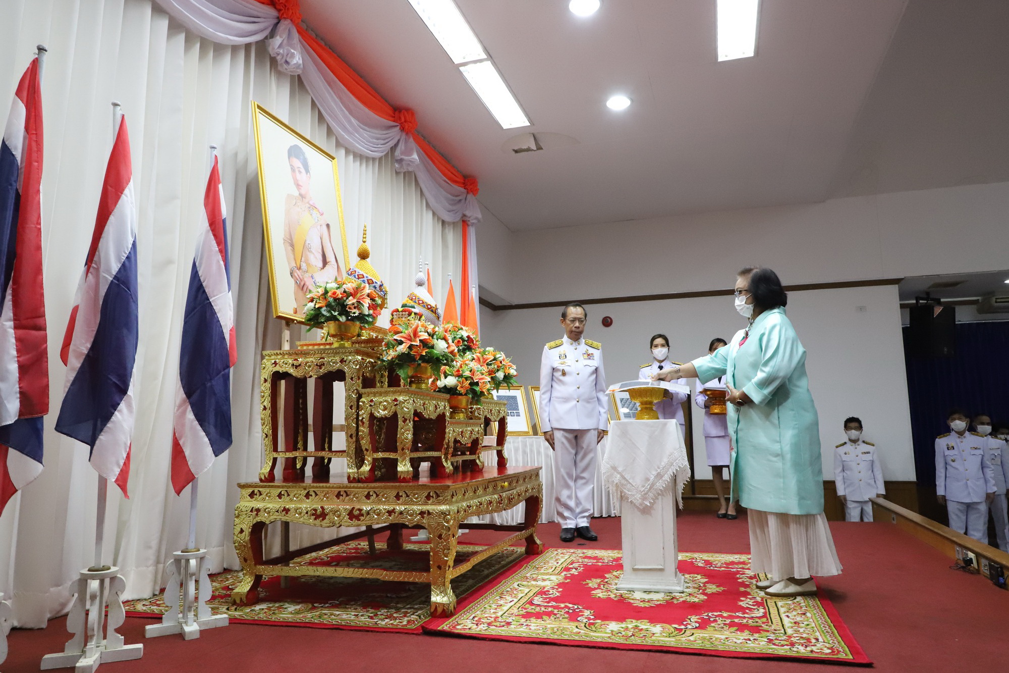 พช.ปทุมธานี “ร่วมพิธีมอบลายผ้าพระราชทาน (ผ้าลายดอกรักราชกัญญา) ด้วยสำนึกในพระกรุณาธิคุณของสมเด็จพระเจ้าลูกเธอ เจ้าฟ้าสิริวัณณวรี นารีรัตนราชกัญญา ในการยกระดับผลิตภัณฑ์ผ้าไทย”