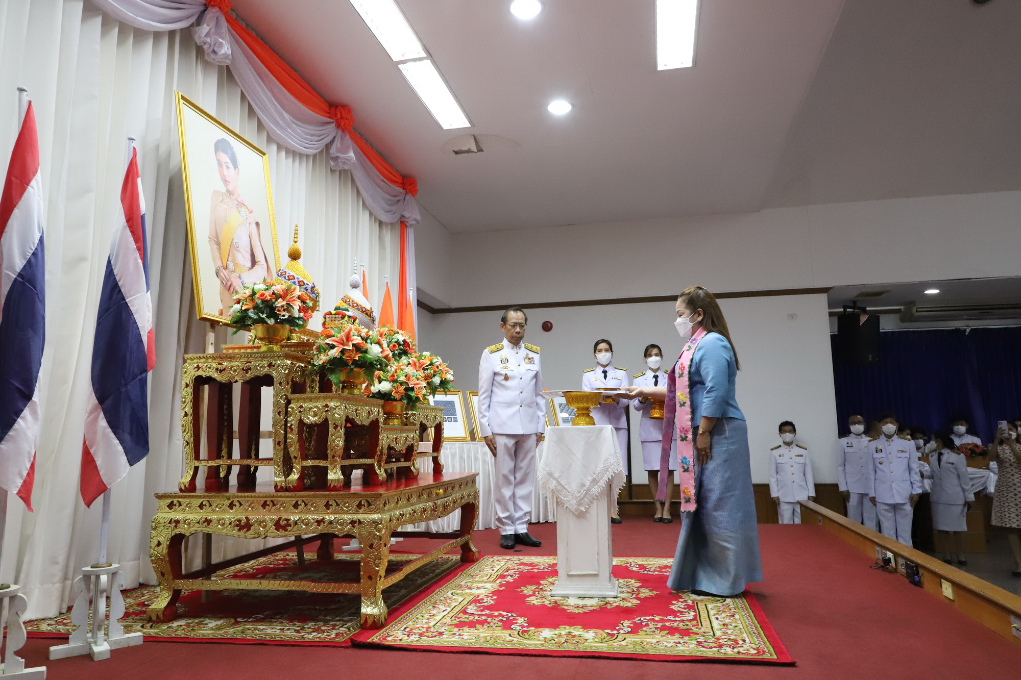 พช.ปทุมธานี “ร่วมพิธีมอบลายผ้าพระราชทาน (ผ้าลายดอกรักราชกัญญา) ด้วยสำนึกในพระกรุณาธิคุณของสมเด็จพระเจ้าลูกเธอ เจ้าฟ้าสิริวัณณวรี นารีรัตนราชกัญญา ในการยกระดับผลิตภัณฑ์ผ้าไทย”