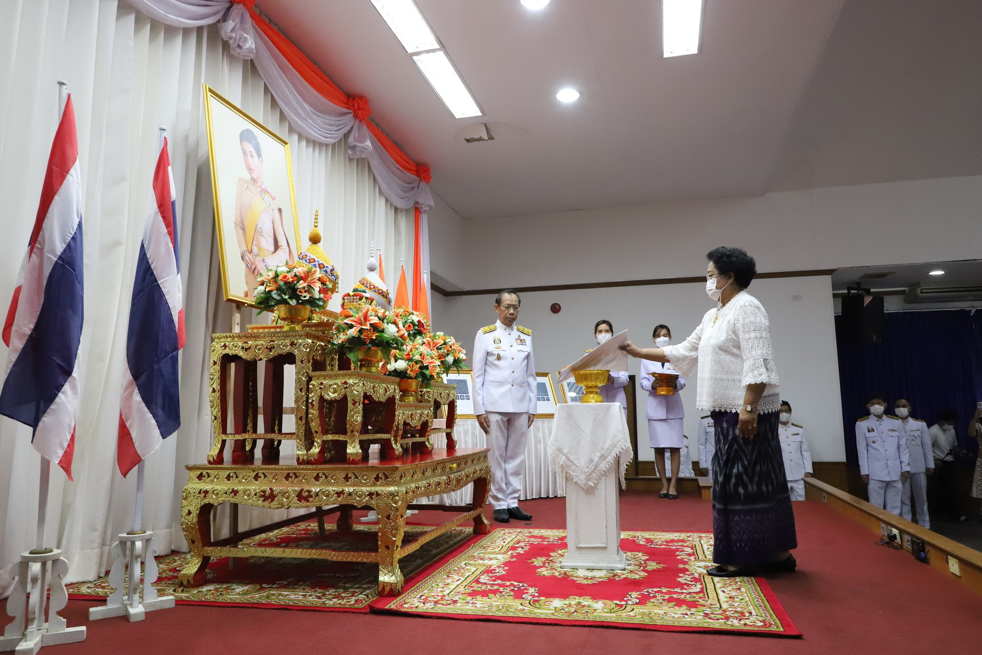 พช.ปทุมธานี “ร่วมพิธีมอบลายผ้าพระราชทาน (ผ้าลายดอกรักราชกัญญา) ด้วยสำนึกในพระกรุณาธิคุณของสมเด็จพระเจ้าลูกเธอ เจ้าฟ้าสิริวัณณวรี นารีรัตนราชกัญญา ในการยกระดับผลิตภัณฑ์ผ้าไทย”