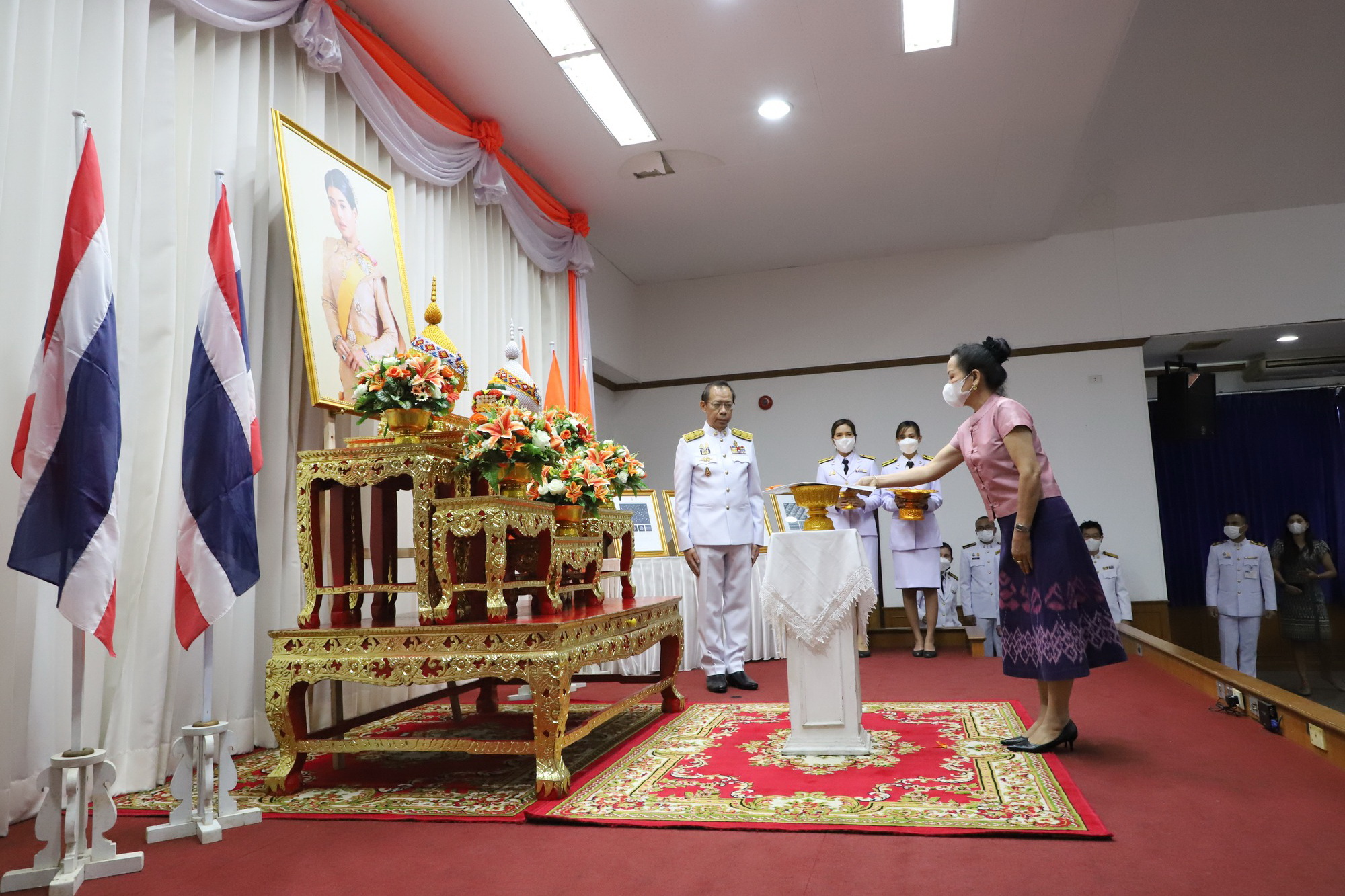 พช.ปทุมธานี “ร่วมพิธีมอบลายผ้าพระราชทาน (ผ้าลายดอกรักราชกัญญา) ด้วยสำนึกในพระกรุณาธิคุณของสมเด็จพระเจ้าลูกเธอ เจ้าฟ้าสิริวัณณวรี นารีรัตนราชกัญญา ในการยกระดับผลิตภัณฑ์ผ้าไทย”