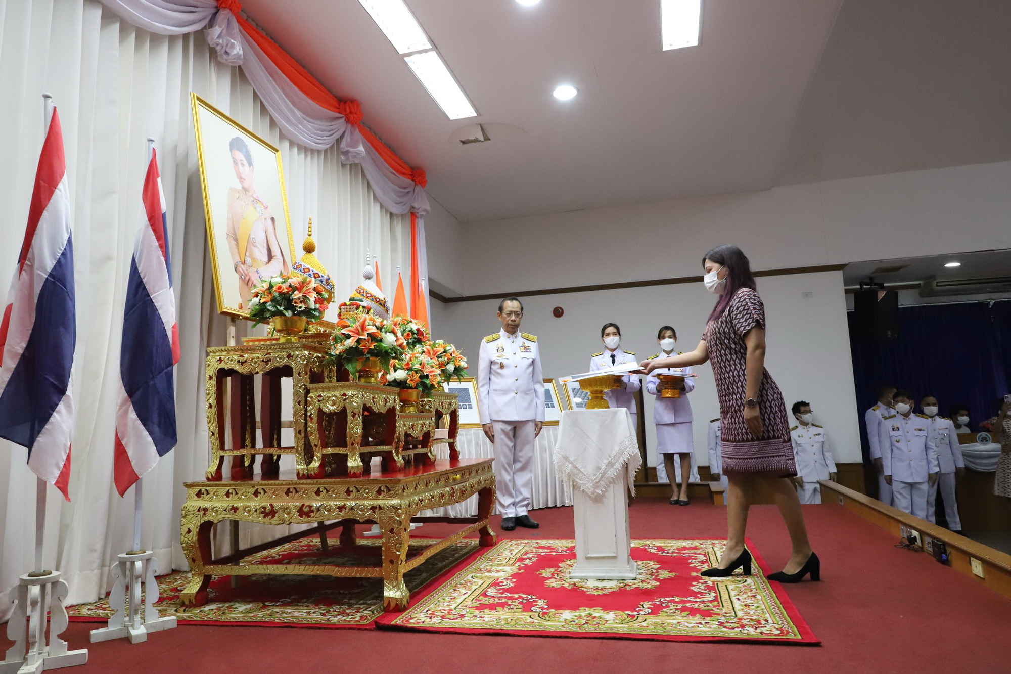 พช.ปทุมธานี “ร่วมพิธีมอบลายผ้าพระราชทาน (ผ้าลายดอกรักราชกัญญา) ด้วยสำนึกในพระกรุณาธิคุณของสมเด็จพระเจ้าลูกเธอ เจ้าฟ้าสิริวัณณวรี นารีรัตนราชกัญญา ในการยกระดับผลิตภัณฑ์ผ้าไทย”