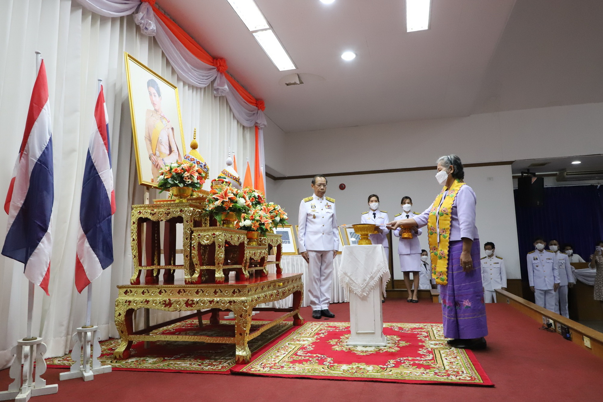 พช.ปทุมธานี “ร่วมพิธีมอบลายผ้าพระราชทาน (ผ้าลายดอกรักราชกัญญา) ด้วยสำนึกในพระกรุณาธิคุณของสมเด็จพระเจ้าลูกเธอ เจ้าฟ้าสิริวัณณวรี นารีรัตนราชกัญญา ในการยกระดับผลิตภัณฑ์ผ้าไทย”