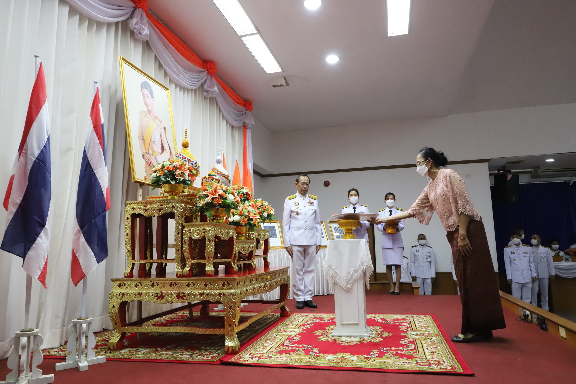 พช.ปทุมธานี “ร่วมพิธีมอบลายผ้าพระราชทาน (ผ้าลายดอกรักราชกัญญา) ด้วยสำนึกในพระกรุณาธิคุณของสมเด็จพระเจ้าลูกเธอ เจ้าฟ้าสิริวัณณวรี นารีรัตนราชกัญญา ในการยกระดับผลิตภัณฑ์ผ้าไทย”