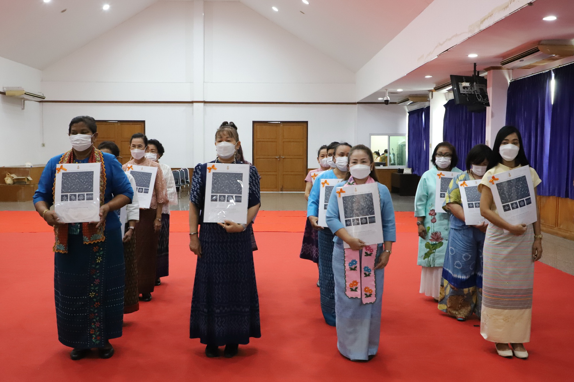 พช.ปทุมธานี “ร่วมพิธีมอบลายผ้าพระราชทาน (ผ้าลายดอกรักราชกัญญา) ด้วยสำนึกในพระกรุณาธิคุณของสมเด็จพระเจ้าลูกเธอ เจ้าฟ้าสิริวัณณวรี นารีรัตนราชกัญญา ในการยกระดับผลิตภัณฑ์ผ้าไทย”