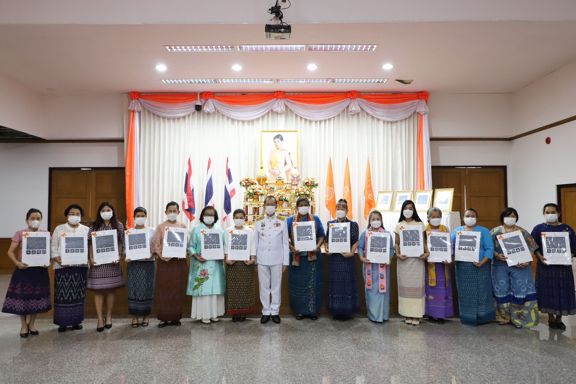 พช.ปทุมธานี “ร่วมพิธีมอบลายผ้าพระราชทาน (ผ้าลายดอกรักราชกัญญา) ด้วยสำนึกในพระกรุณาธิคุณของสมเด็จพระเจ้าลูกเธอ เจ้าฟ้าสิริวัณณวรี นารีรัตนราชกัญญา ในการยกระดับผลิตภัณฑ์ผ้าไทย”