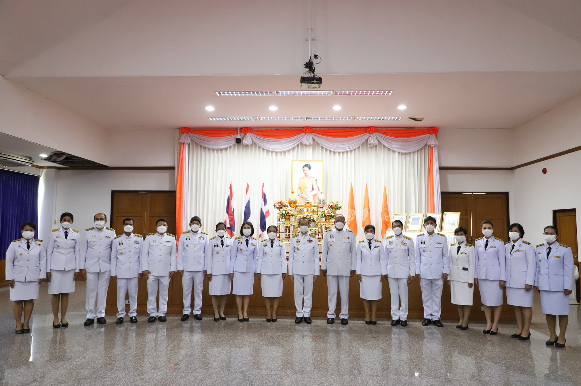 พช.ปทุมธานี “ร่วมพิธีมอบลายผ้าพระราชทาน (ผ้าลายดอกรักราชกัญญา) ด้วยสำนึกในพระกรุณาธิคุณของสมเด็จพระเจ้าลูกเธอ เจ้าฟ้าสิริวัณณวรี นารีรัตนราชกัญญา ในการยกระดับผลิตภัณฑ์ผ้าไทย”