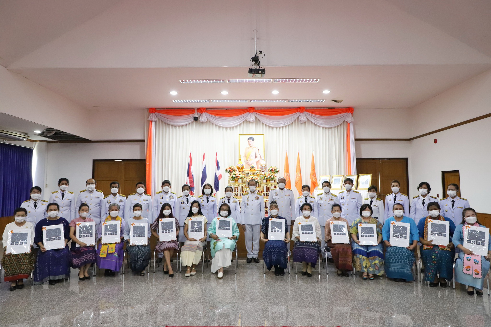 พช.ปทุมธานี “ร่วมพิธีมอบลายผ้าพระราชทาน (ผ้าลายดอกรักราชกัญญา) ด้วยสำนึกในพระกรุณาธิคุณของสมเด็จพระเจ้าลูกเธอ เจ้าฟ้าสิริวัณณวรี นารีรัตนราชกัญญา ในการยกระดับผลิตภัณฑ์ผ้าไทย”