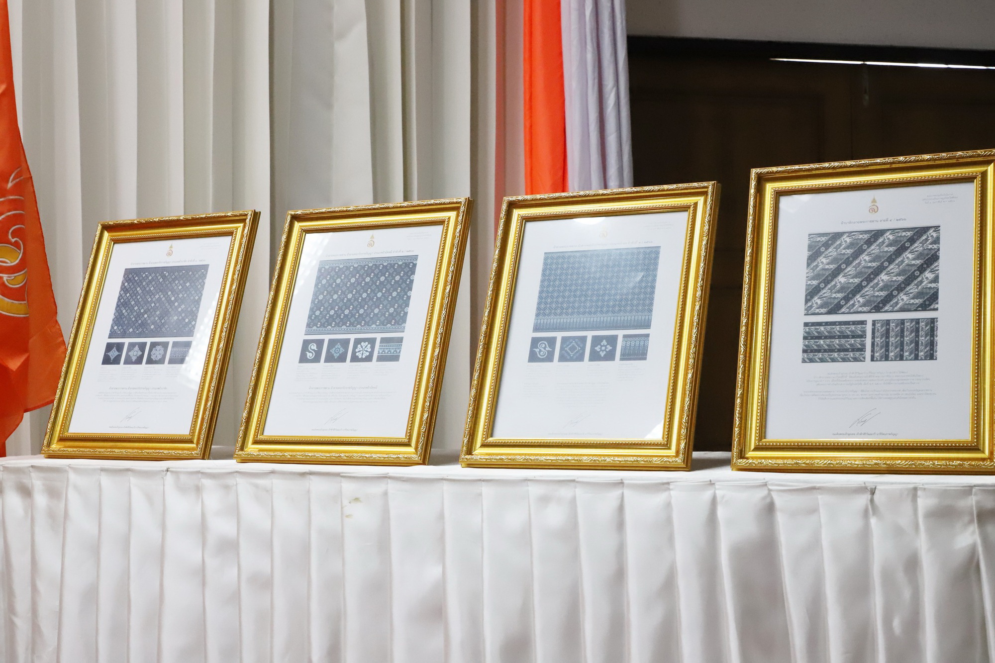 พช.ปทุมธานี “ร่วมพิธีมอบลายผ้าพระราชทาน (ผ้าลายดอกรักราชกัญญา) ด้วยสำนึกในพระกรุณาธิคุณของสมเด็จพระเจ้าลูกเธอ เจ้าฟ้าสิริวัณณวรี นารีรัตนราชกัญญา ในการยกระดับผลิตภัณฑ์ผ้าไทย”