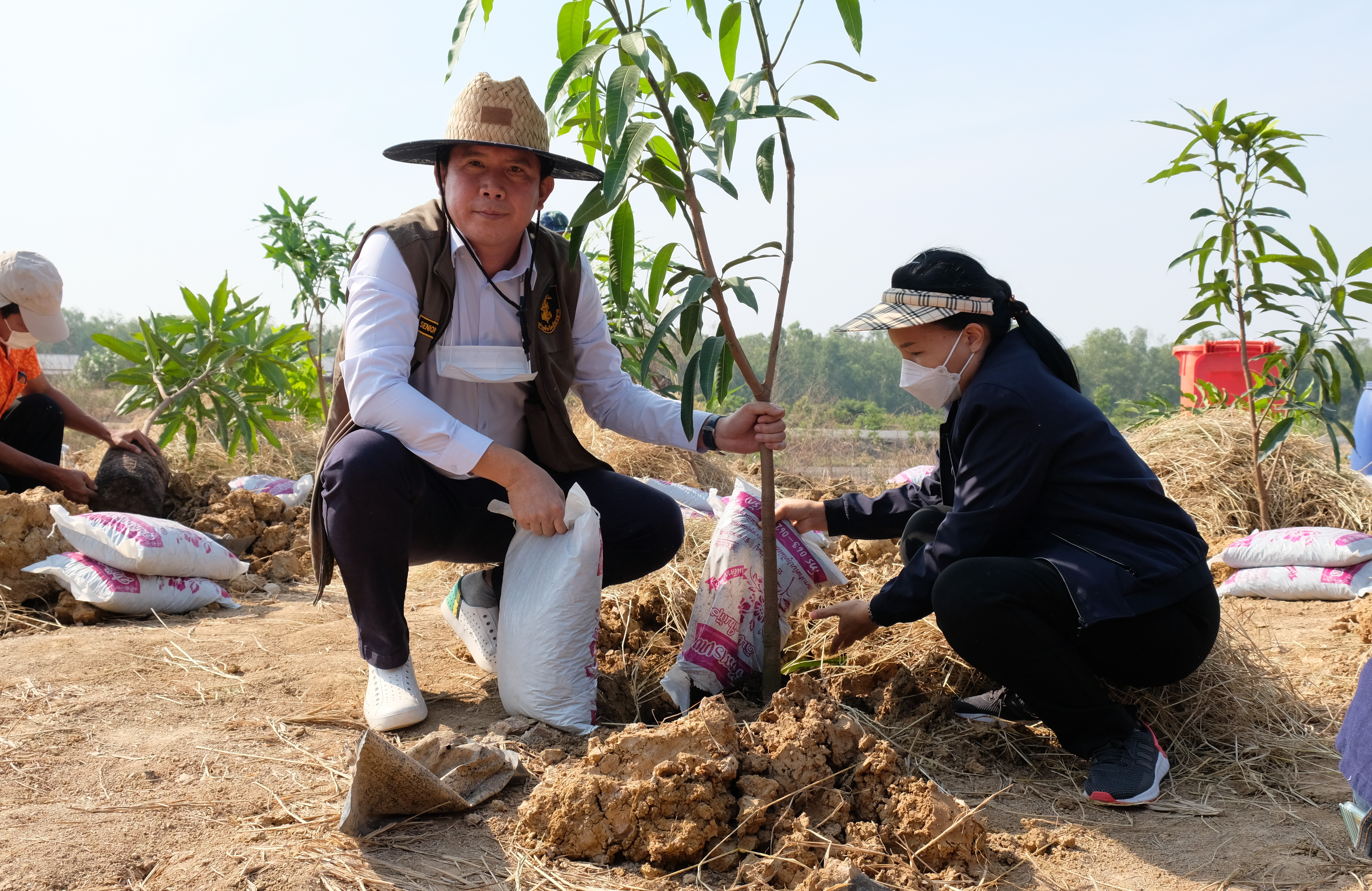 พช.ปทุมธานี “สำนักงานงานพัฒนาชุมชนจังหวัดปทุมธานี ร่วมกับโยธาธิการและผังเมืองปทุมธานี ,ท้องถิ่นจังหวัดปทุมธานี ,สำนักงานที่ดินจังหวัดปทุมธานี สาขาลำลูกกา และสำนักงานป้องกันและบรรเทาสาธารณภัยจังหวัดปทุมธานี ดำเนินกิจกรรมปลูกต้นไม้ในพื้นที่โคก หนอง นา สัปปายะและรมณียสถาน สถานปฏิบัติธรรมสมเด็จพระสังฆราช (อมฺพรมหาเถร) อำเภอลำลูกกา จังหวัดปทุมธานี”