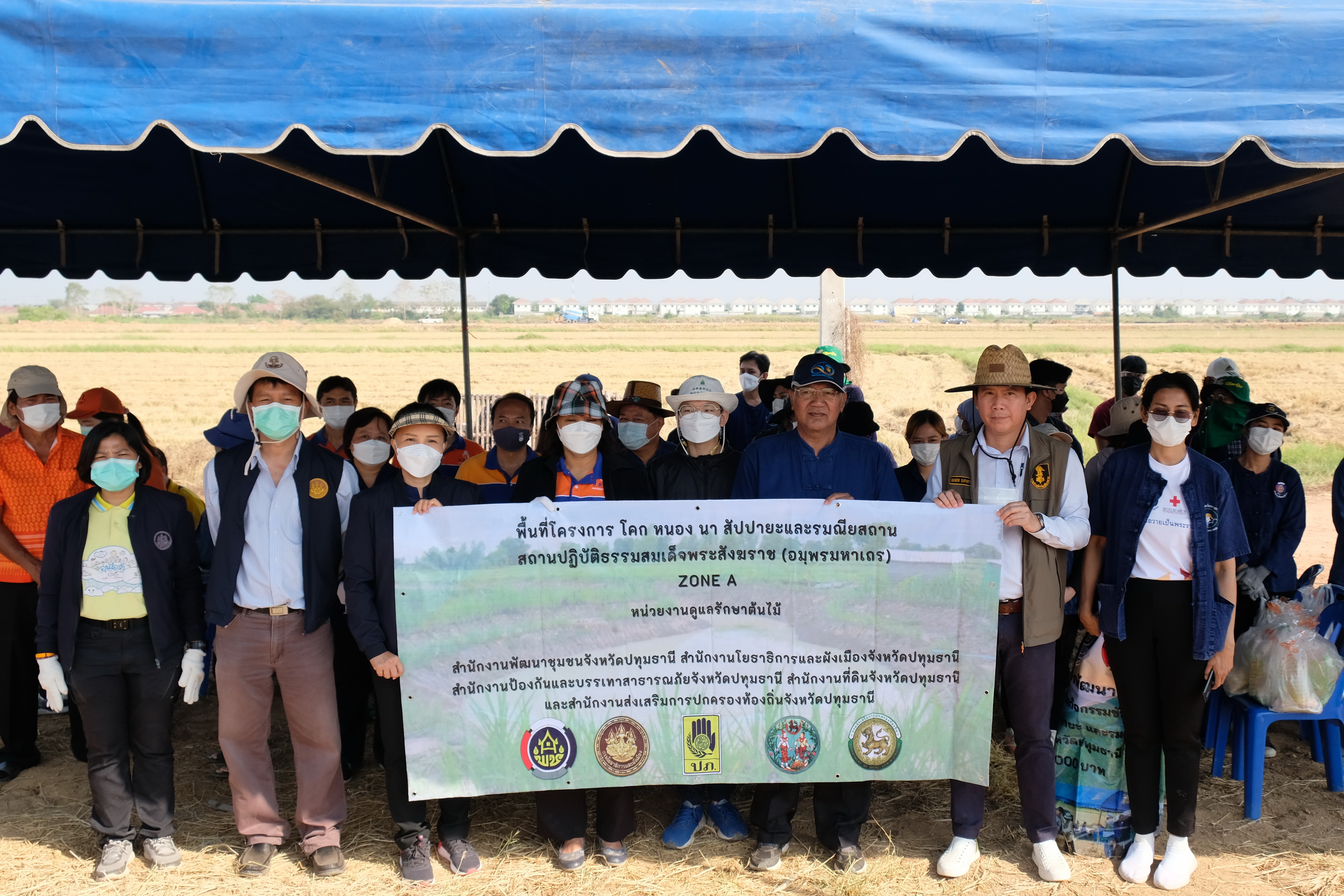 พช.ปทุมธานี “สำนักงานงานพัฒนาชุมชนจังหวัดปทุมธานี ร่วมกับโยธาธิการและผังเมืองปทุมธานี ,ท้องถิ่นจังหวัดปทุมธานี ,สำนักงานที่ดินจังหวัดปทุมธานี สาขาลำลูกกา และสำนักงานป้องกันและบรรเทาสาธารณภัยจังหวัดปทุมธานี ดำเนินกิจกรรมปลูกต้นไม้ในพื้นที่โคก หนอง นา สัปปายะและรมณียสถาน สถานปฏิบัติธรรมสมเด็จพระสังฆราช (อมฺพรมหาเถร) อำเภอลำลูกกา จังหวัดปทุมธานี”
