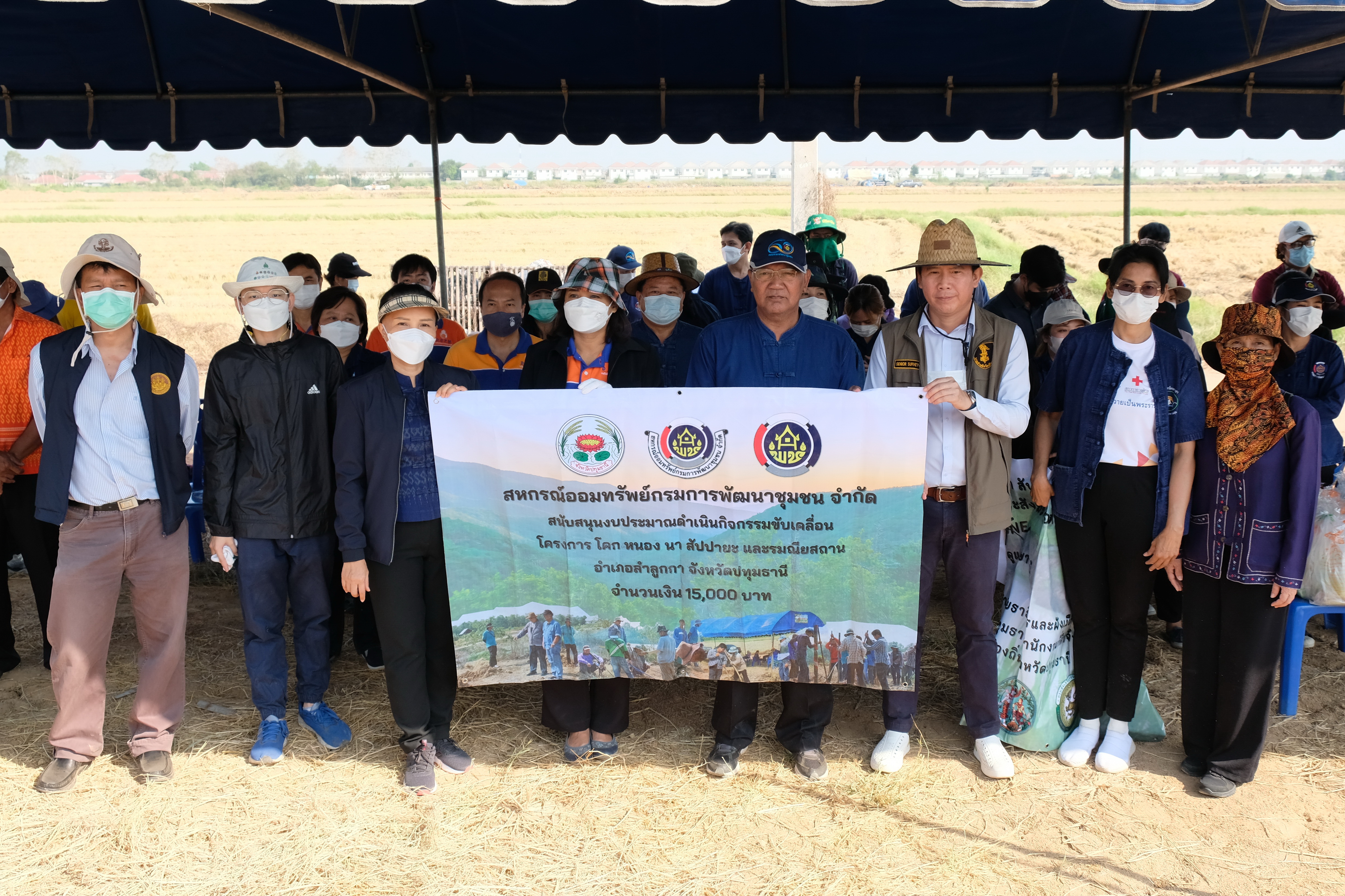 พช.ปทุมธานี “สำนักงานงานพัฒนาชุมชนจังหวัดปทุมธานี ร่วมกับโยธาธิการและผังเมืองปทุมธานี ,ท้องถิ่นจังหวัดปทุมธานี ,สำนักงานที่ดินจังหวัดปทุมธานี สาขาลำลูกกา และสำนักงานป้องกันและบรรเทาสาธารณภัยจังหวัดปทุมธานี ดำเนินกิจกรรมปลูกต้นไม้ในพื้นที่โคก หนอง นา สัปปายะและรมณียสถาน สถานปฏิบัติธรรมสมเด็จพระสังฆราช (อมฺพรมหาเถร) อำเภอลำลูกกา จังหวัดปทุมธานี”