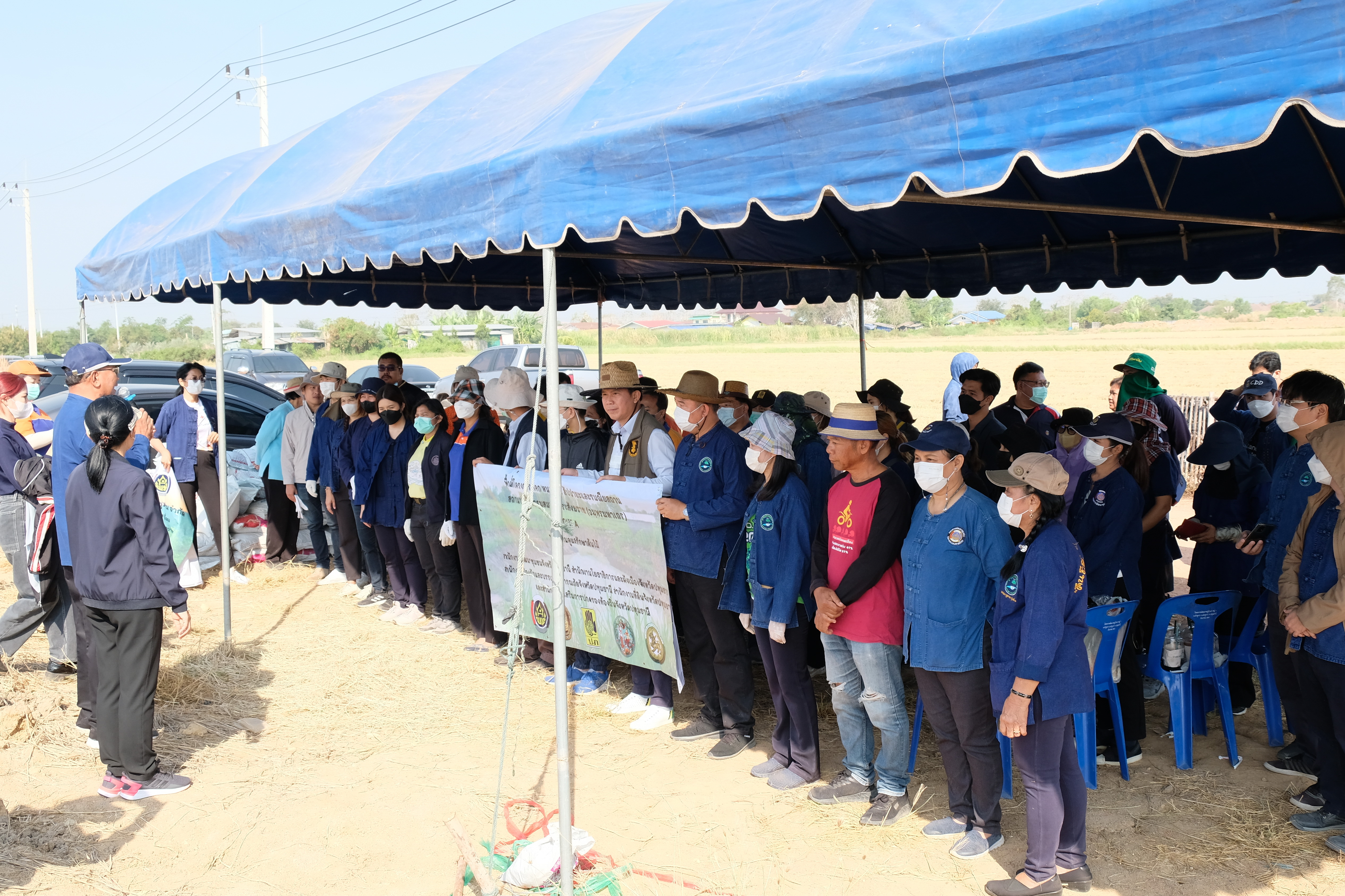 พช.ปทุมธานี “สำนักงานงานพัฒนาชุมชนจังหวัดปทุมธานี ร่วมกับโยธาธิการและผังเมืองปทุมธานี ,ท้องถิ่นจังหวัดปทุมธานี ,สำนักงานที่ดินจังหวัดปทุมธานี สาขาลำลูกกา และสำนักงานป้องกันและบรรเทาสาธารณภัยจังหวัดปทุมธานี ดำเนินกิจกรรมปลูกต้นไม้ในพื้นที่โคก หนอง นา สัปปายะและรมณียสถาน สถานปฏิบัติธรรมสมเด็จพระสังฆราช (อมฺพรมหาเถร) อำเภอลำลูกกา จังหวัดปทุมธานี”