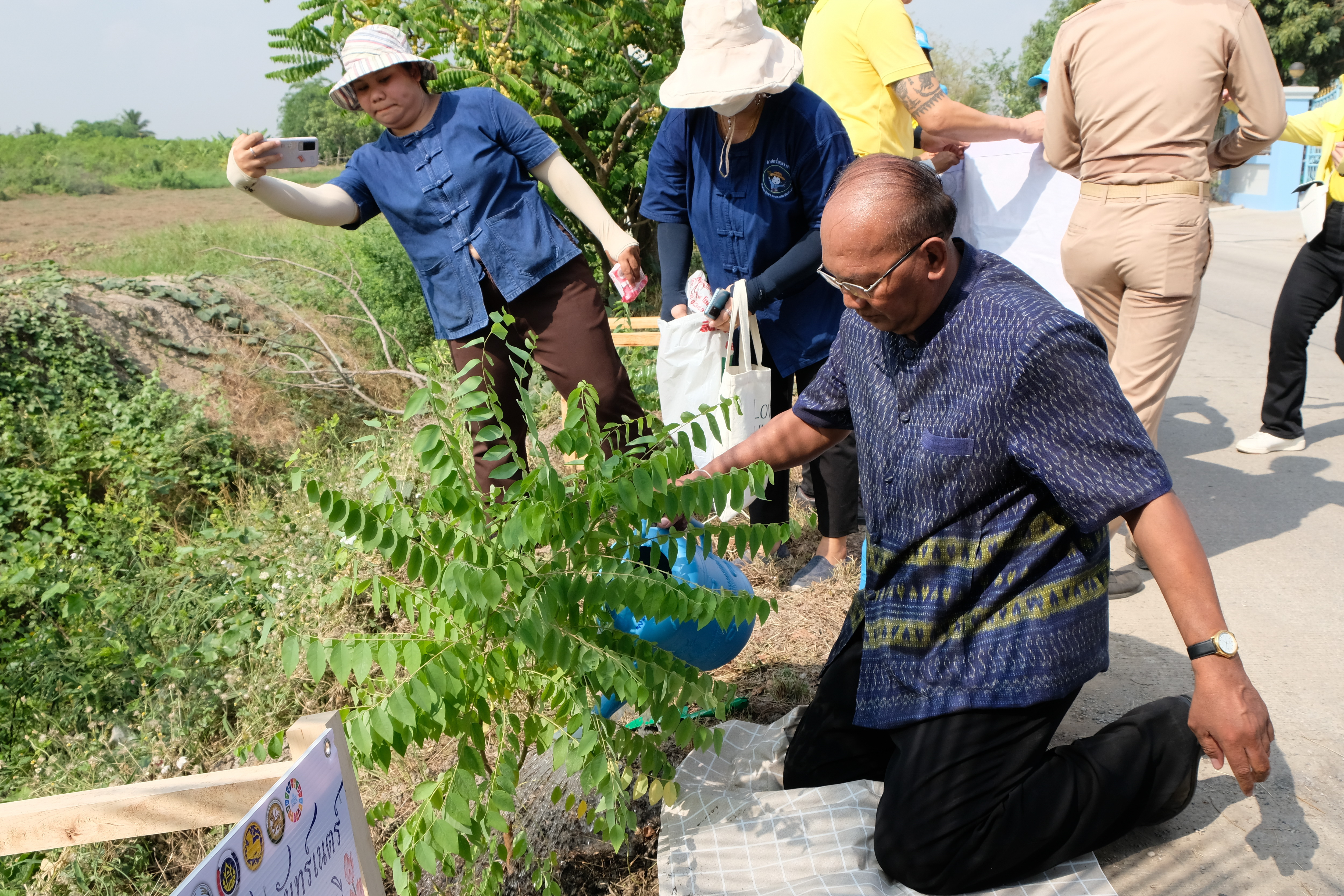 พช.ปทุมธานี “น้อมนำพระราชดำริกรมสมเด็จพระเทพรัตนราชสุดา ฯ สยามบรมราชกุมารี ขับเคลื่อนโครงการ “ทางนี้มีผลผู้คนรักกัน” สร้างความมั่นคงทางอาหารในพื้นที่จังหวัดปทุมธานี”
