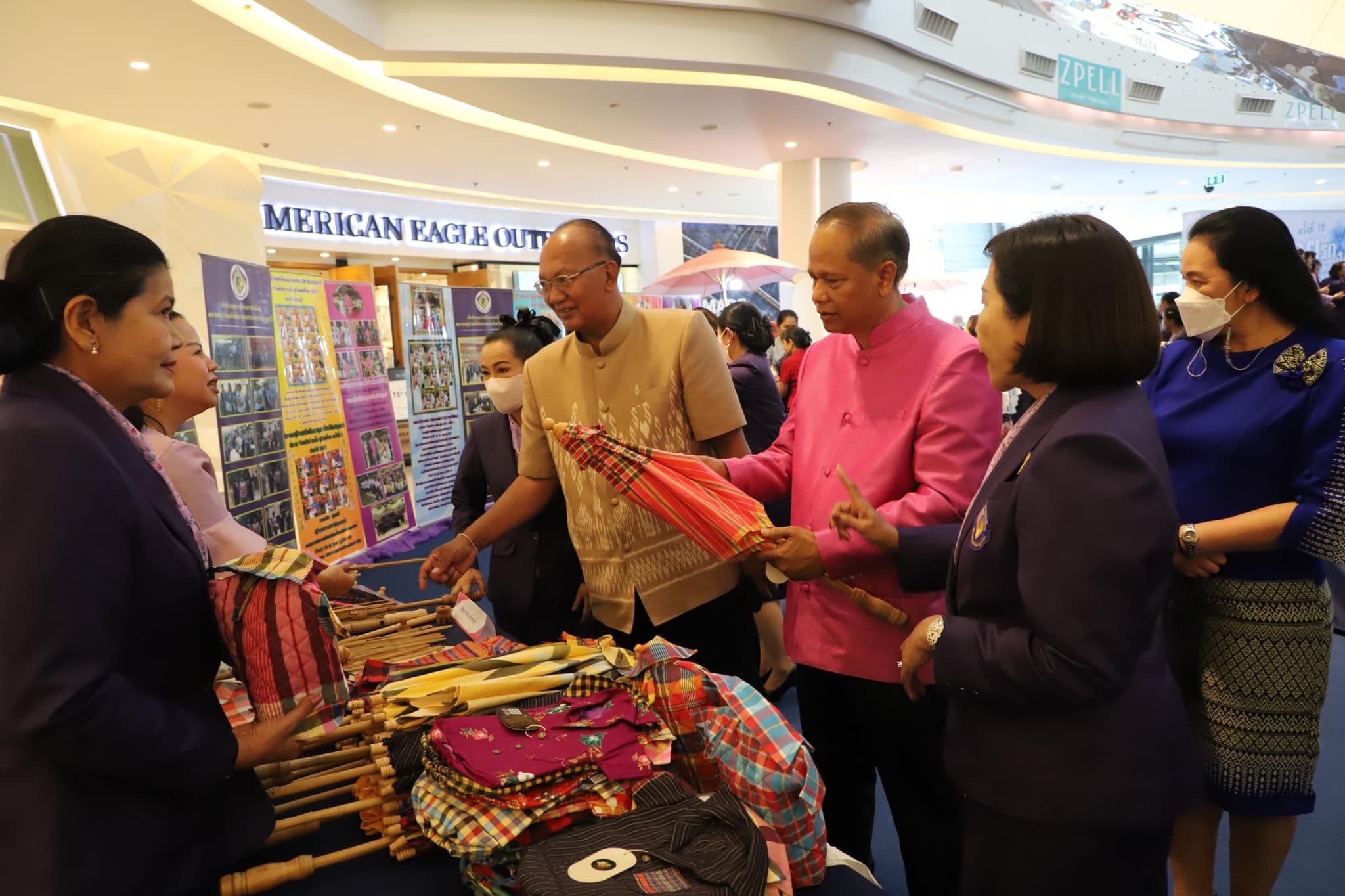 พช.ปทุมธานี “ร่วมพิธีเปิดงานร้อยรักษ์รวมใจ ผู้นำสตรีไทย ครั้งที่ ๑๕”