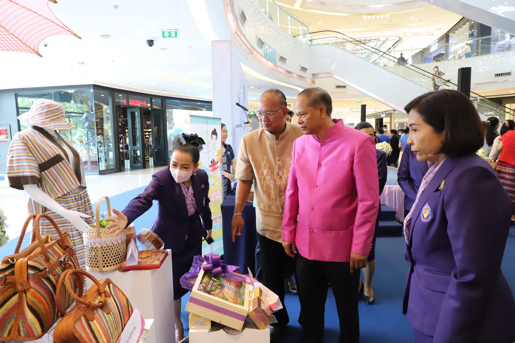 พช.ปทุมธานี “ร่วมพิธีเปิดงานร้อยรักษ์รวมใจ ผู้นำสตรีไทย ครั้งที่ ๑๕”