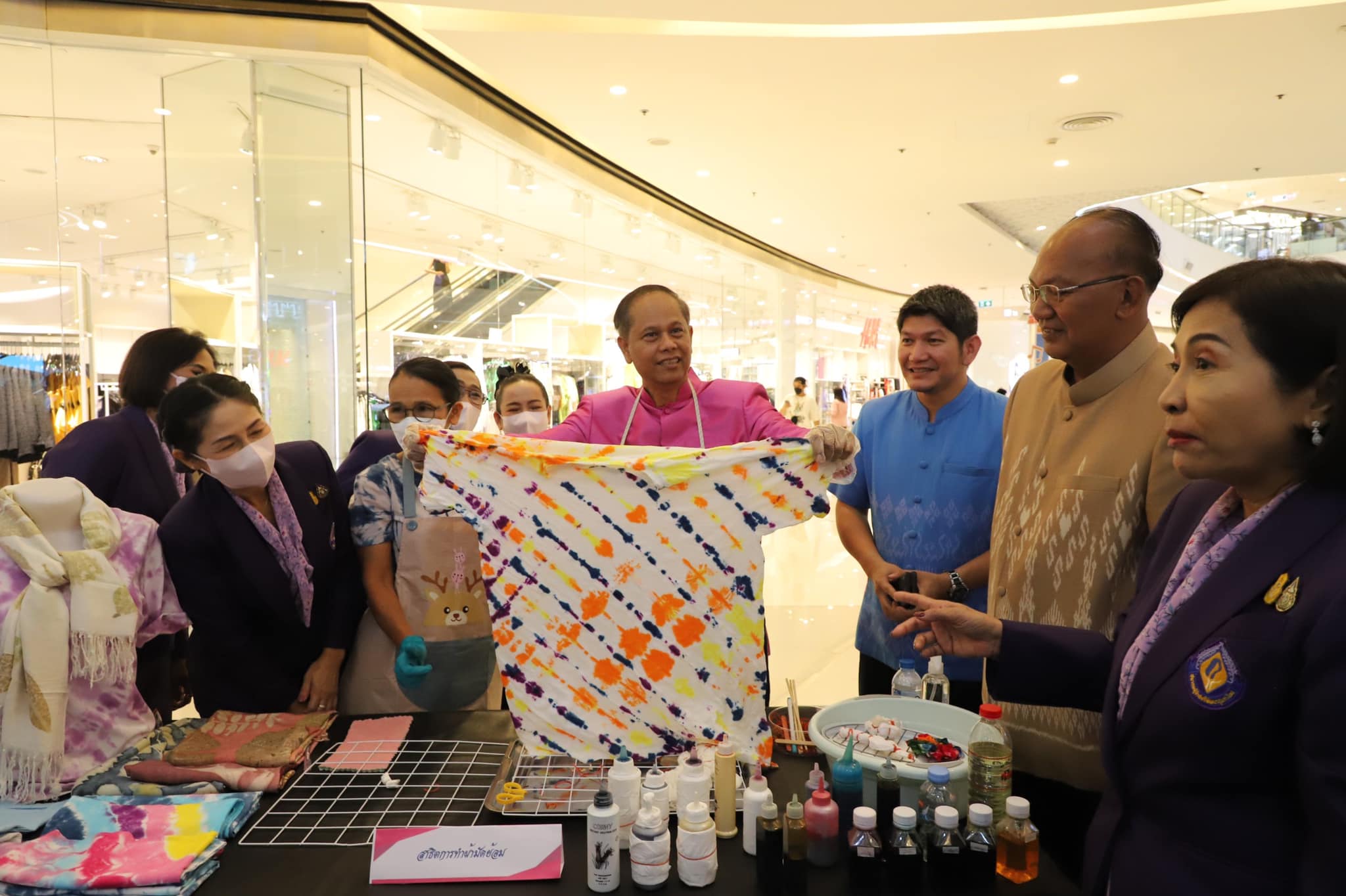 พช.ปทุมธานี “ร่วมพิธีเปิดงานร้อยรักษ์รวมใจ ผู้นำสตรีไทย ครั้งที่ ๑๕”