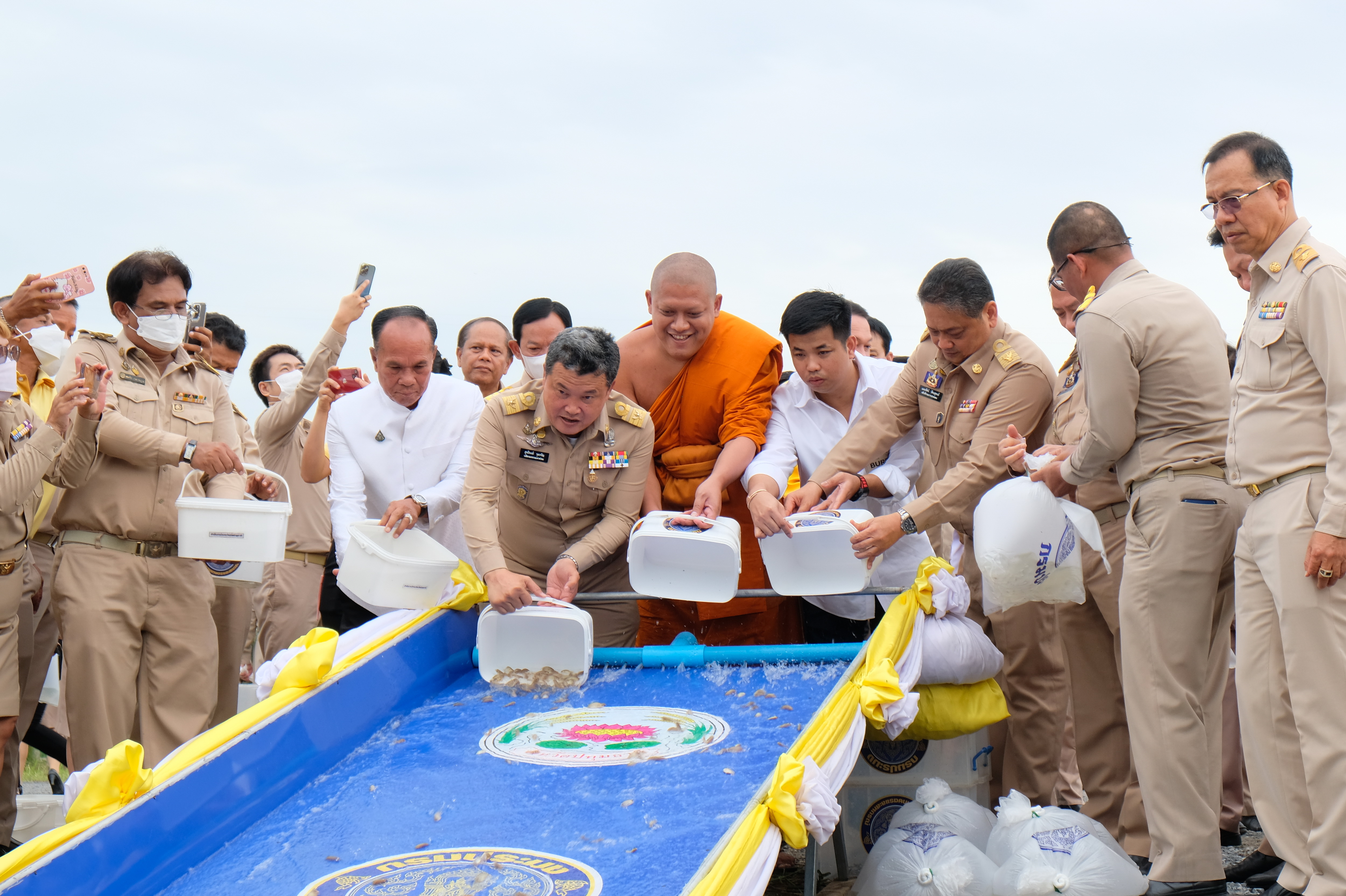 พช.ปทุมธานี “ร่วมพิธีปล่อยพันธุ์ปลาน้ำจืดเพื่อถวายเป็นพระกุศลแด่สมเด็จพระอริยวงศาคตญาณ สมเด็จพระสังฆราช สกลมหาสังฆปริณายก เนื่องในโอกาสฉลองพระชนมายุ ๘ รอบ วันที่ ๒๖ มิถุนายน ๒๕๖๖”