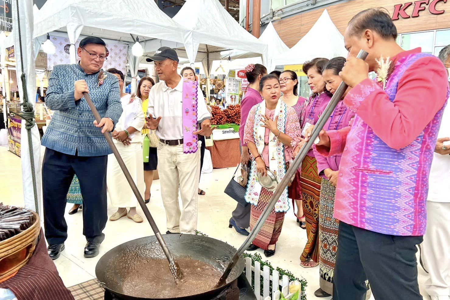 พช.ปทุมธานี “รองผู้ว่าฯ ปทุมธานี เป็นประธานพิธีเปิดงาน มหกรรม OTOP ปทุมธานีสานสัมพันธ์พระนครศรีอยุธยา”