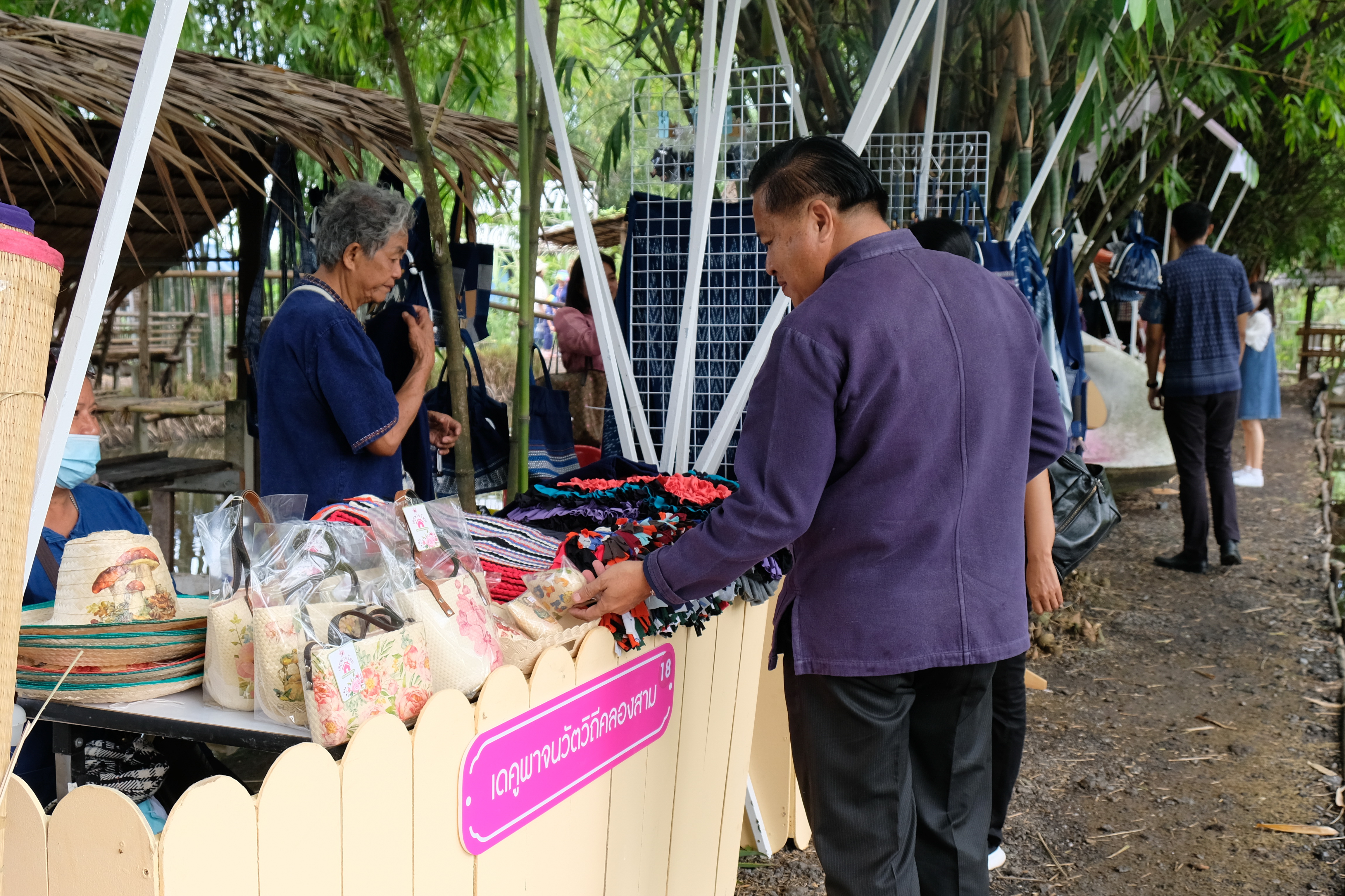 พช.ปทุมธานี “ขับเคลื่อนนโยบาย มท.๑ ส่งเสริมเศรฐกิจฐานราก การผลิต การตลาด และการจำหน่าย”