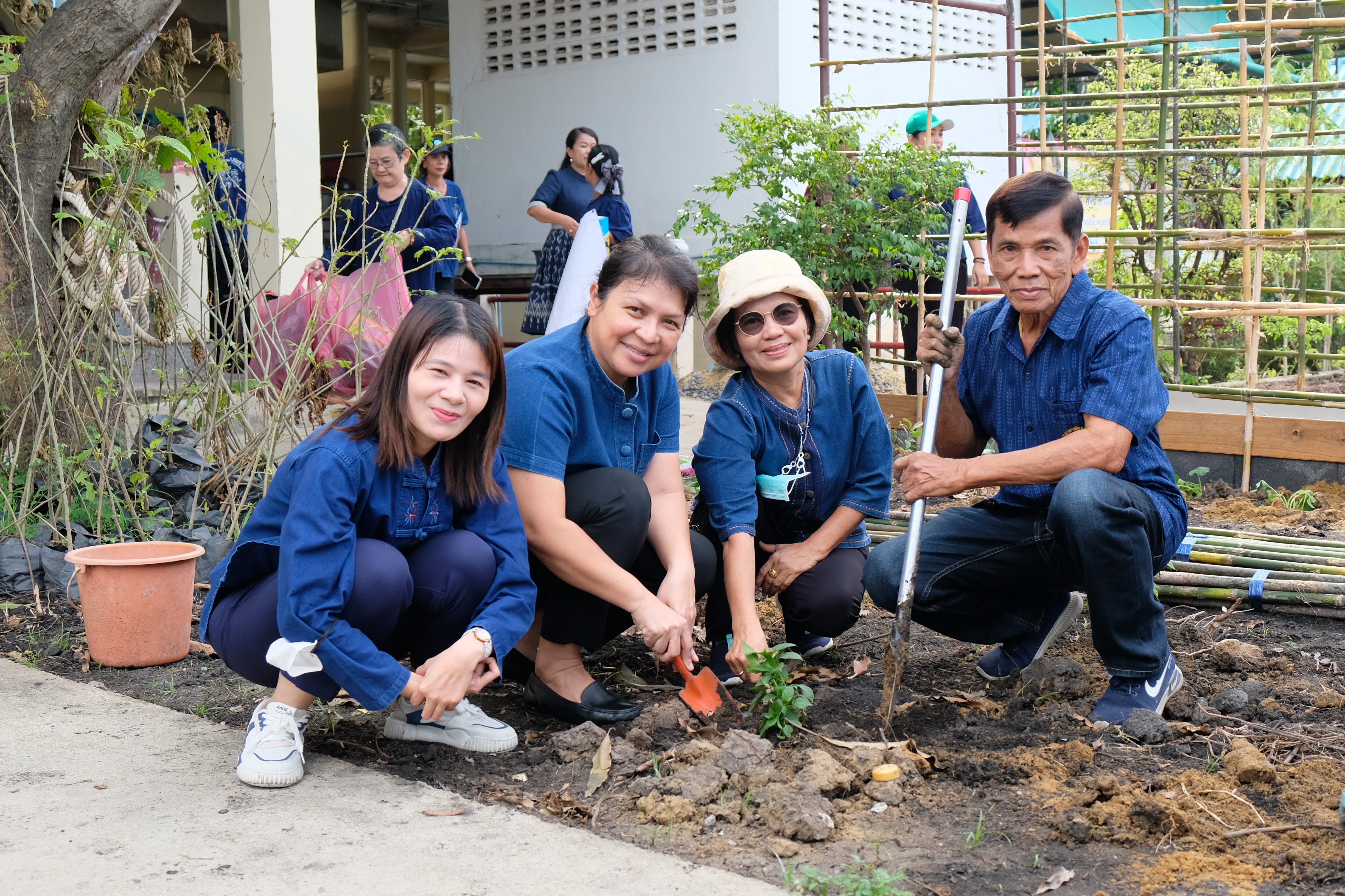 พช.ปทุมธานี “ผู้ตรวจฯ ทัศนีย์ ชัยคุณแสง เป็นประธานเปิดกิจกรรมปลูกผักสวนครัวเพื่อสร้างความมั่นคงทางอาหารในศาสนสถาน สร้างแหล่งเรียนรู้ในการปลูกผักสวนครัวอย่างยั่งยืน”