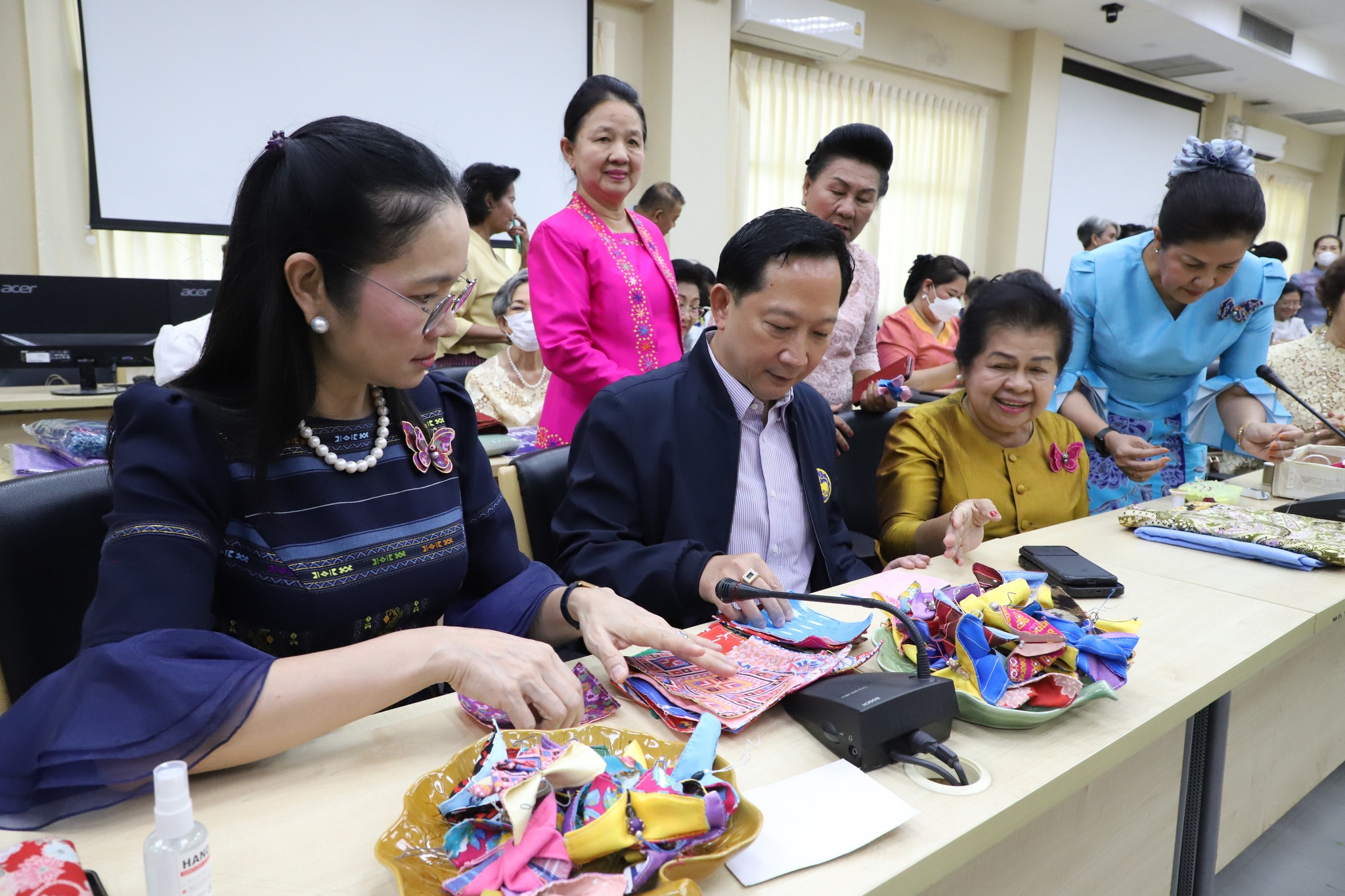 พช.ปทุมธานี “ผู้ว่าฯ ปทุมธานี จับมือแม่บ้านมหาดไทยฯ ร่วมประดิษฐ์ผีเสื้อจากผ้าไทย สนับสนุนงานวันกาชาด ๑๐๐ ปี”
