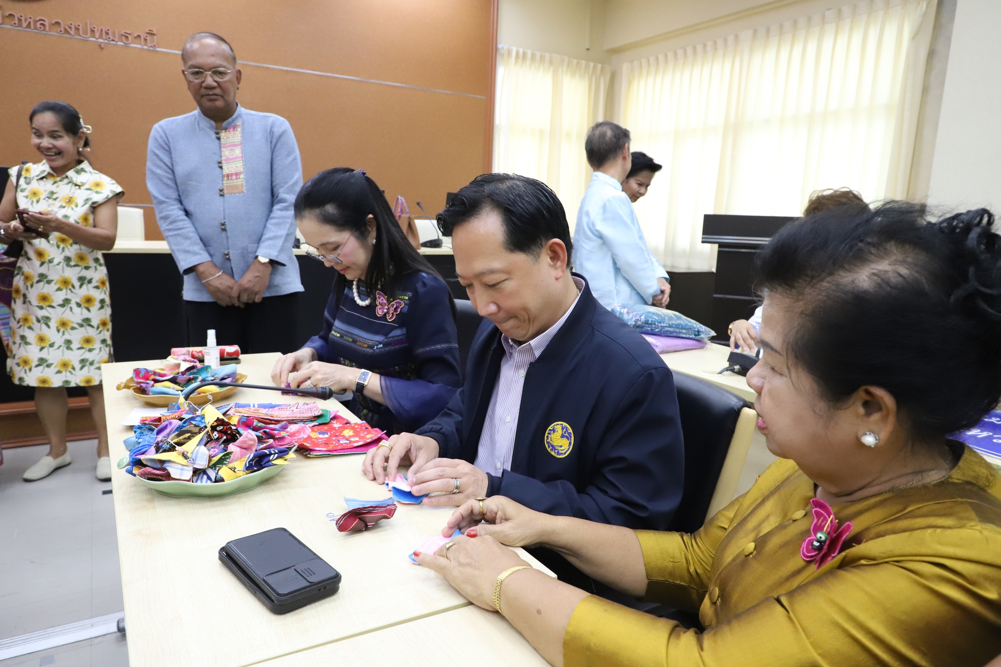 พช.ปทุมธานี “ผู้ว่าฯ ปทุมธานี จับมือแม่บ้านมหาดไทยฯ ร่วมประดิษฐ์ผีเสื้อจากผ้าไทย สนับสนุนงานวันกาชาด ๑๐๐ ปี”