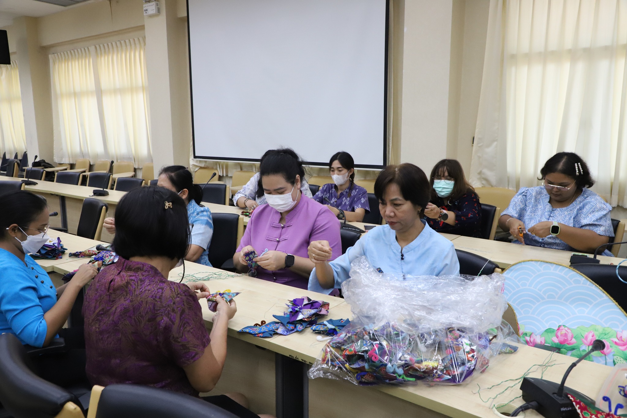 พช.ปทุมธานี “ผู้ว่าฯ ปทุมธานี จับมือแม่บ้านมหาดไทยฯ ร่วมประดิษฐ์ผีเสื้อจากผ้าไทย สนับสนุนงานวันกาชาด ๑๐๐ ปี”