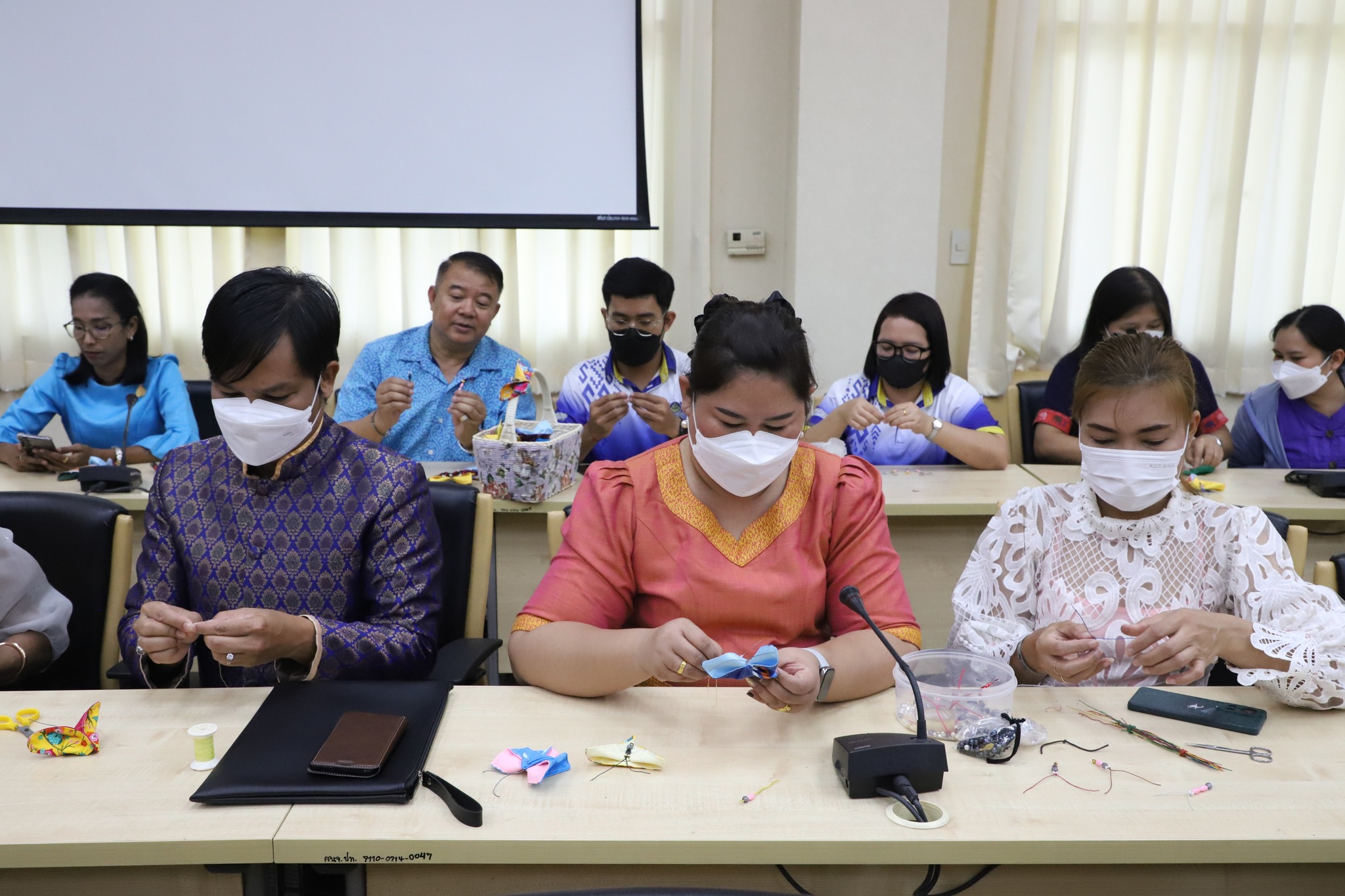 พช.ปทุมธานี “ผู้ว่าฯ ปทุมธานี จับมือแม่บ้านมหาดไทยฯ ร่วมประดิษฐ์ผีเสื้อจากผ้าไทย สนับสนุนงานวันกาชาด ๑๐๐ ปี”