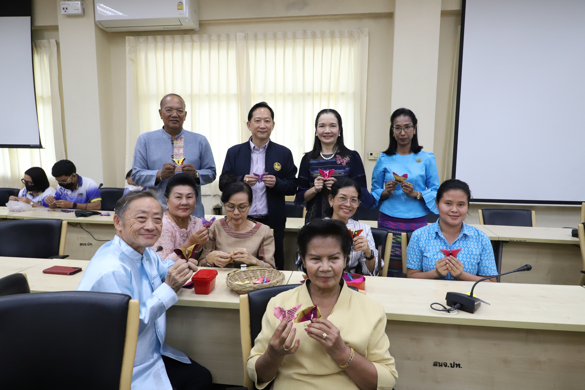 พช.ปทุมธานี “ผู้ว่าฯ ปทุมธานี จับมือแม่บ้านมหาดไทยฯ ร่วมประดิษฐ์ผีเสื้อจากผ้าไทย สนับสนุนงานวันกาชาด ๑๐๐ ปี”