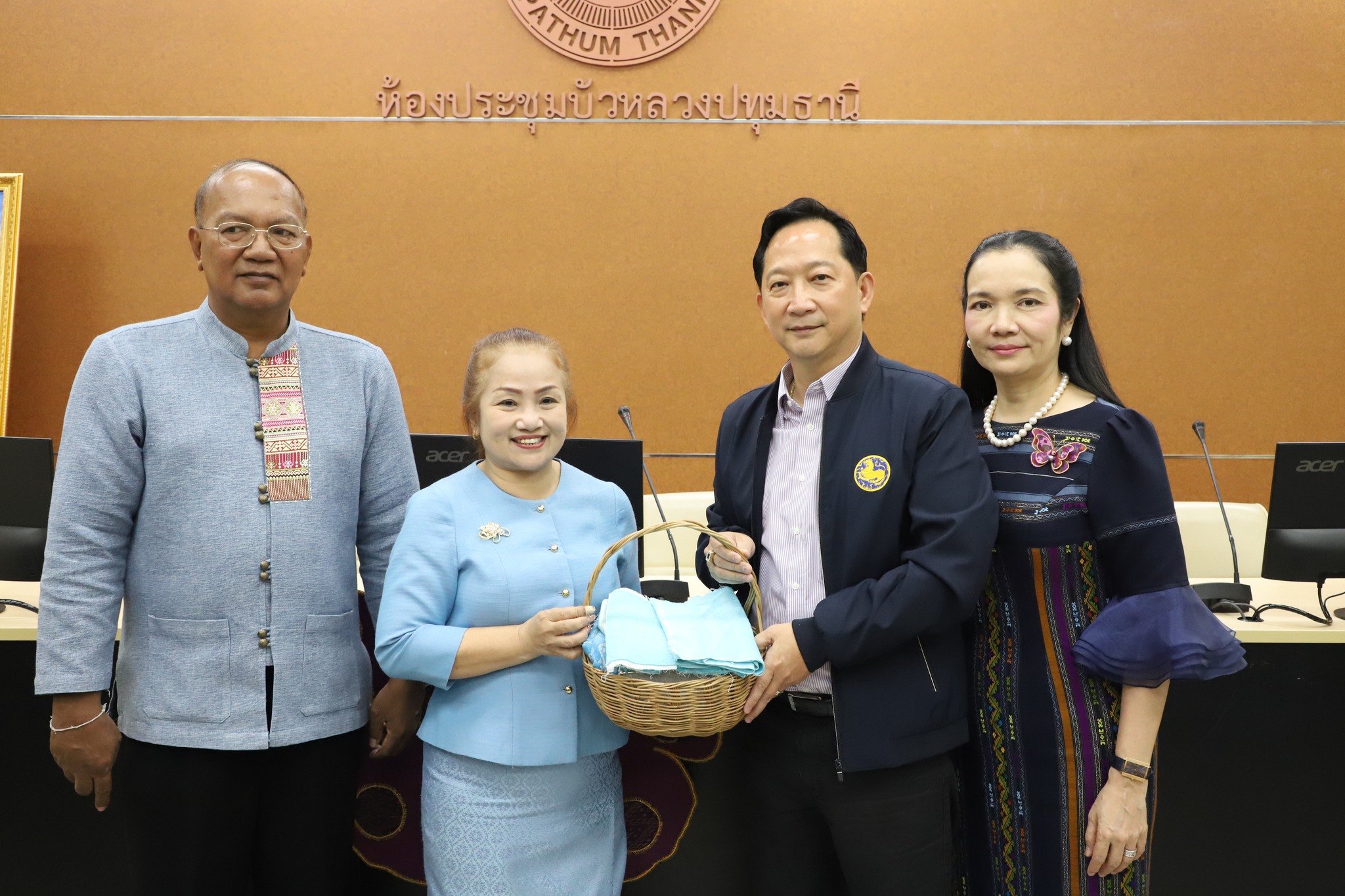 พช.ปทุมธานี “ผู้ว่าฯ ปทุมธานี จับมือแม่บ้านมหาดไทยฯ ร่วมประดิษฐ์ผีเสื้อจากผ้าไทย สนับสนุนงานวันกาชาด ๑๐๐ ปี”