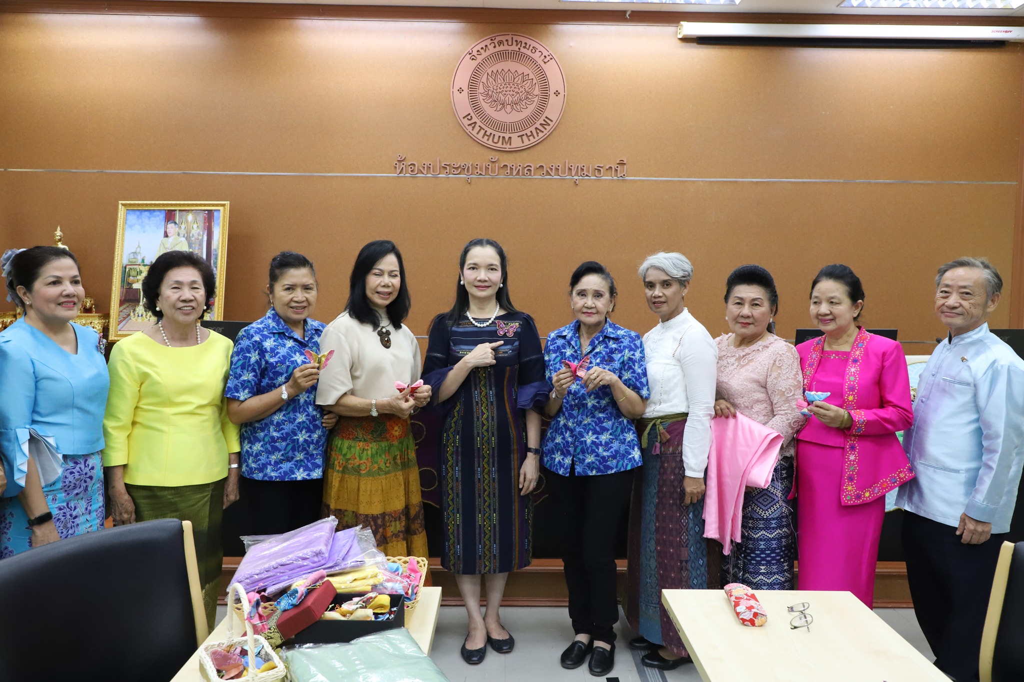 พช.ปทุมธานี “ผู้ว่าฯ ปทุมธานี จับมือแม่บ้านมหาดไทยฯ ร่วมประดิษฐ์ผีเสื้อจากผ้าไทย สนับสนุนงานวันกาชาด ๑๐๐ ปี”