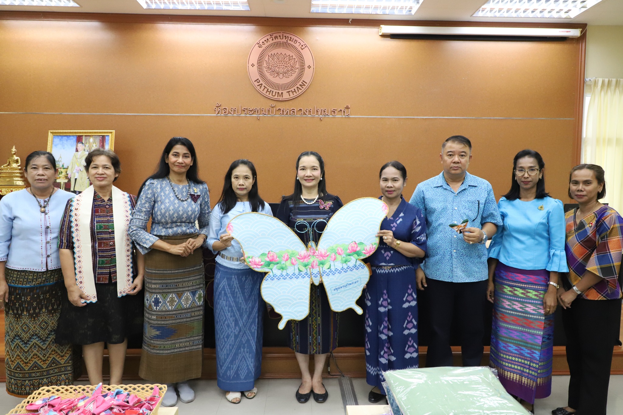พช.ปทุมธานี “ผู้ว่าฯ ปทุมธานี จับมือแม่บ้านมหาดไทยฯ ร่วมประดิษฐ์ผีเสื้อจากผ้าไทย สนับสนุนงานวันกาชาด ๑๐๐ ปี”