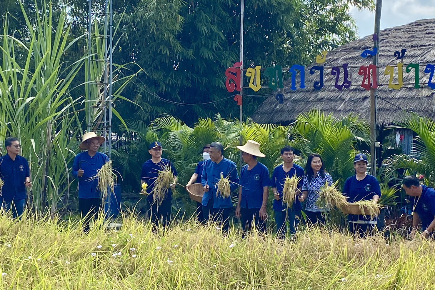 พช.ปทุมธานี “ประกาศเจตนารมณ์ ส่งเสริมอนุรักษ์ และฟื้นฟูทรัพยากรดิน เนื่องในโอกาส วันดินโลก ปี ๒๕๖๖ ภายใต้กิจกรรม “Soil and Water : a source of life” หรือ “ดินดี น้ำสมบูรณ์ เกื้อกูลชีวิต”