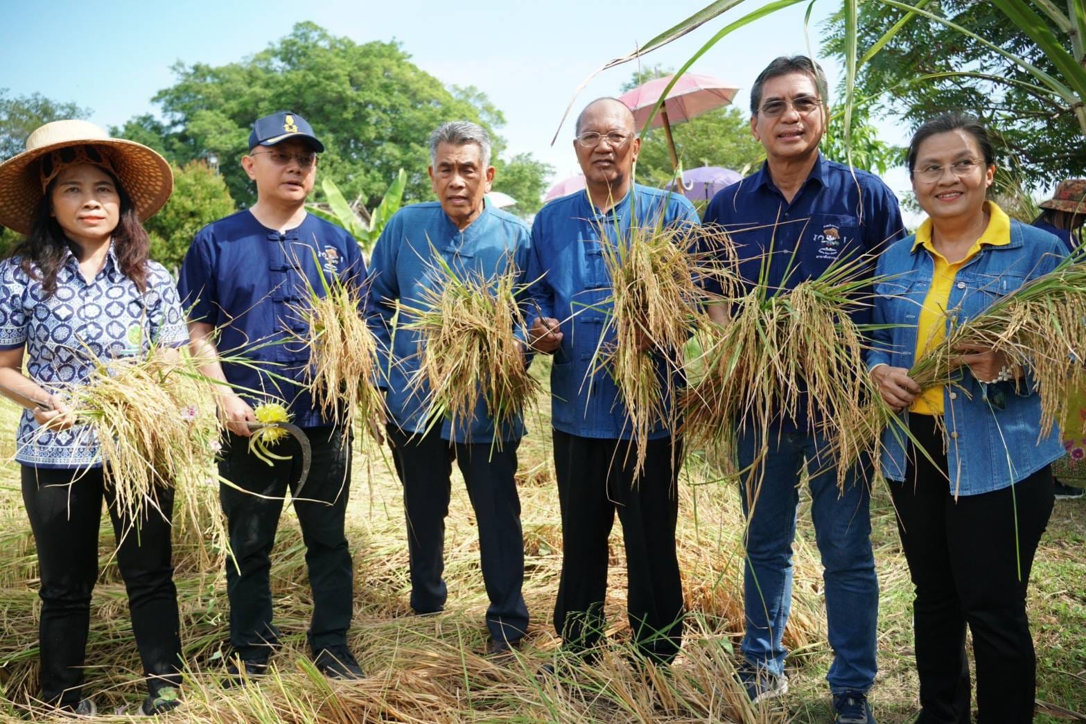 พช.ปทุมธานี “ประกาศเจตนารมณ์ ส่งเสริมอนุรักษ์ และฟื้นฟูทรัพยากรดิน เนื่องในโอกาส วันดินโลก ปี ๒๕๖๖ ภายใต้กิจกรรม “Soil and Water : a source of life” หรือ “ดินดี น้ำสมบูรณ์ เกื้อกูลชีวิต”