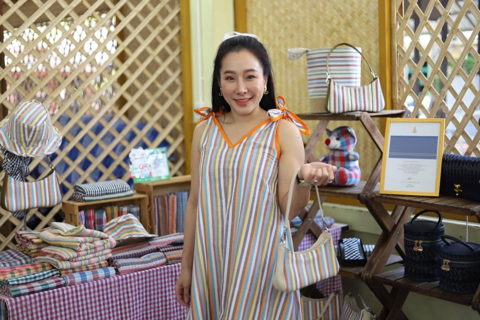 จังหวัดปทุมธานี “ประธานแม่บ้านมหาดไทยจังหวัดปทุมธานี ส่งเสริมและสนับสนุนการใช้และสวมใส่ผ้าไทย ชูอัตลักษณ์ผ้าท้องถิ่นปทุมธานี”