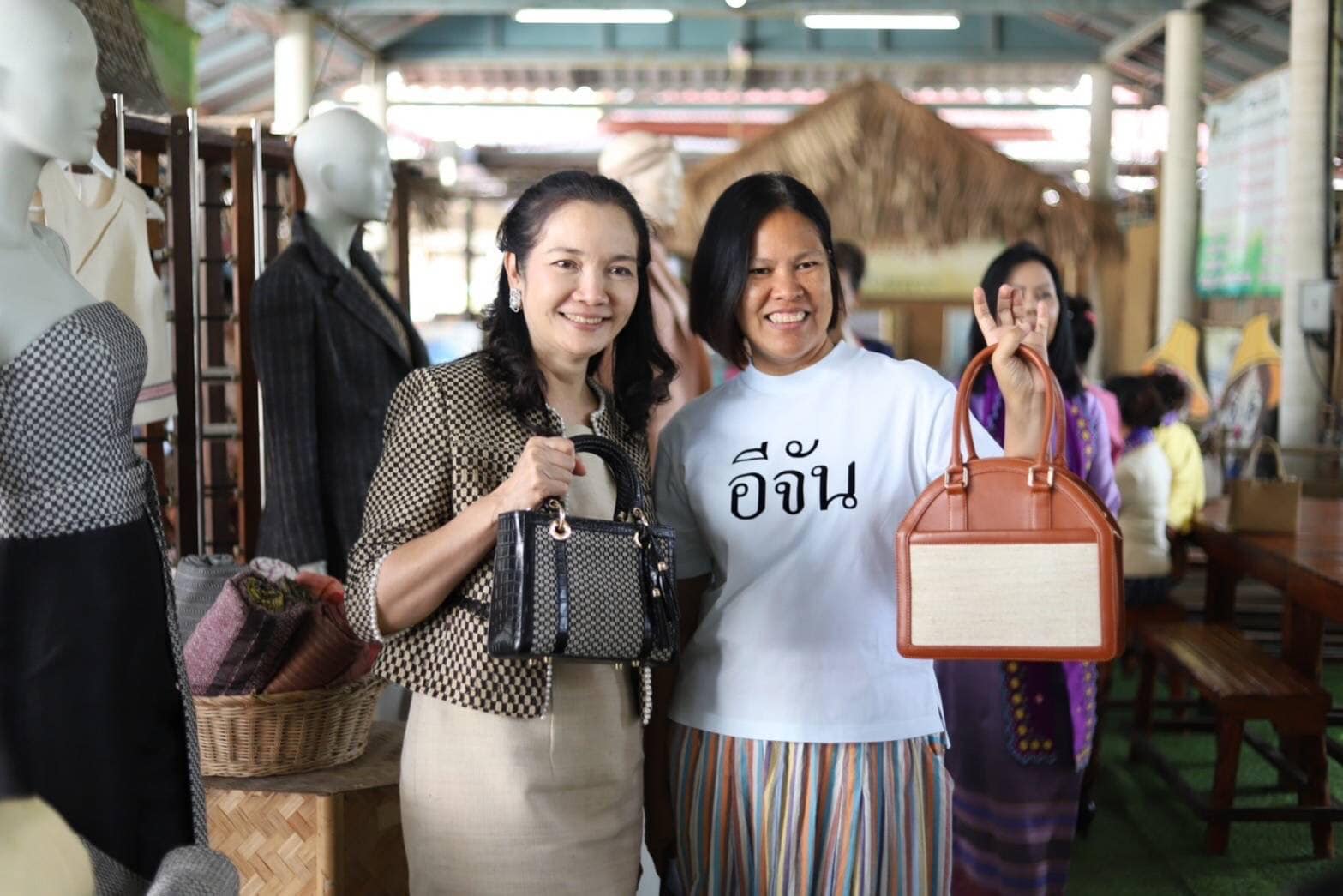 จังหวัดปทุมธานี “ประธานแม่บ้านมหาดไทยจังหวัดปทุมธานี ส่งเสริมและสนับสนุนการใช้และสวมใส่ผ้าไทย ชูอัตลักษณ์ผ้าท้องถิ่นปทุมธานี”