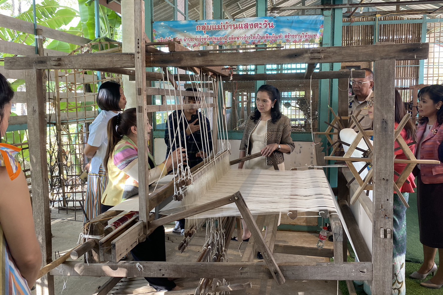 จังหวัดปทุมธานี “ประธานแม่บ้านมหาดไทยจังหวัดปทุมธานี ส่งเสริมและสนับสนุนการใช้และสวมใส่ผ้าไทย ชูอัตลักษณ์ผ้าท้องถิ่นปทุมธานี”